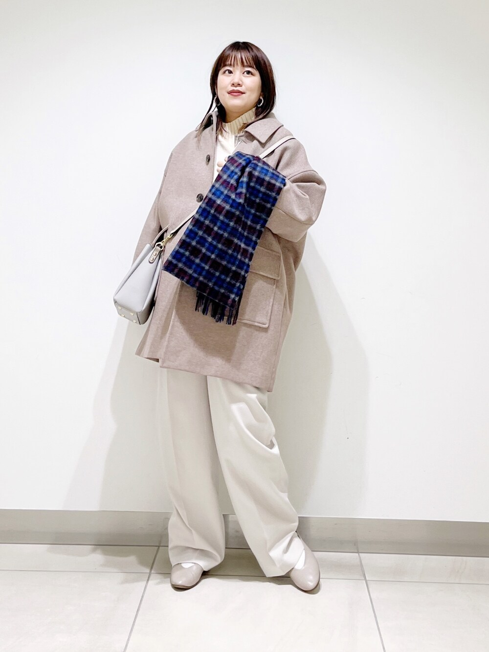 ブラウン系のその他アウター、ホワイト系のニット/セーター、ホワイト系のその他パンツを着用したレディースの冬コーディネートの5枚目の写真