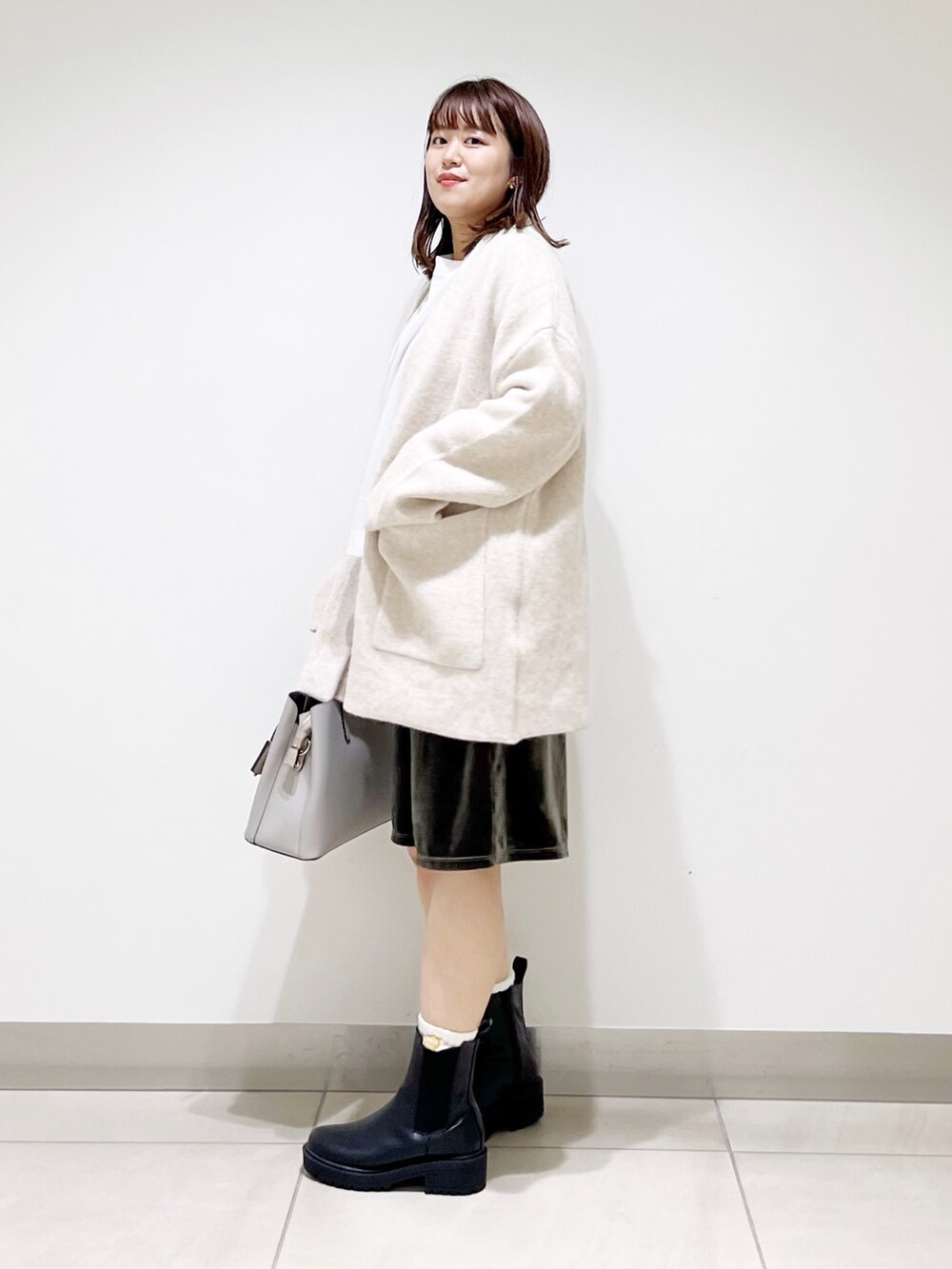 ホワイト系のカーディガン/ボレロ、ホワイト系のトップス、グリーン系のその他パンツを着用したレディースの秋コーディネートの5枚目の写真