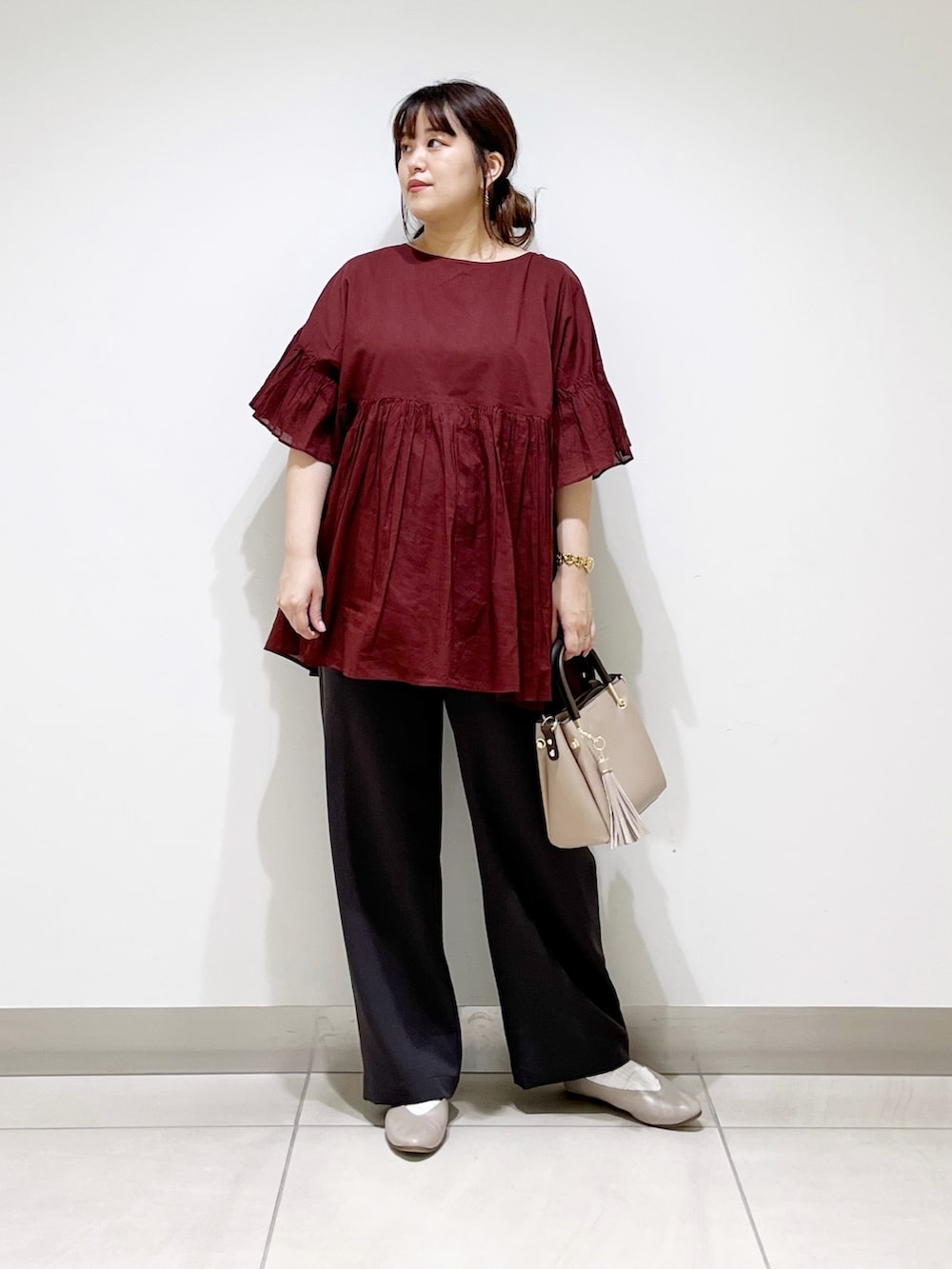 レッド系のシャツ/ブラウス、グレー系のその他パンツ、ベージュ系のトートバッグを着用したレディースの夏コーディネートの8枚目の写真