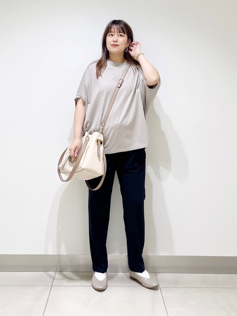 グレー系のTシャツ/カットソー、ブルー系のパンツ、ホワイト系のトートバッグを着用したレディースの夏コーディネートの6枚目の写真