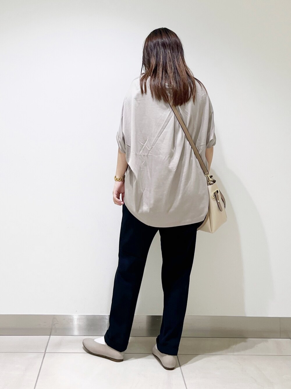 グレー系のTシャツ/カットソー、ブルー系のパンツ、ホワイト系のトートバッグを着用したレディースの夏コーディネートの8枚目の写真