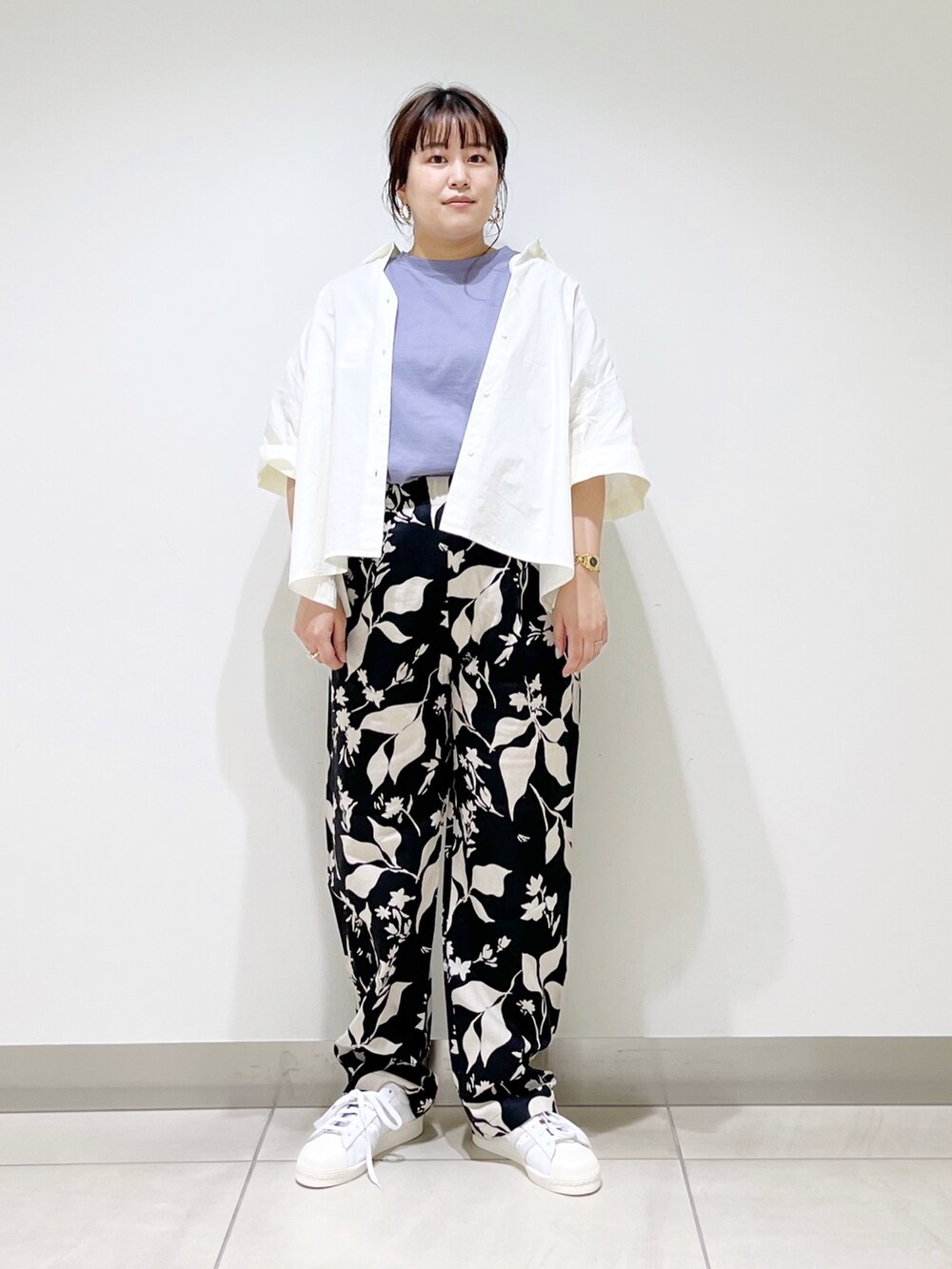 パープル系のTシャツ/カットソー、ブラック系のその他パンツ、ホワイト系のシャツ/ブラウスを着用したレディースの春コーディネートの2枚目の写真