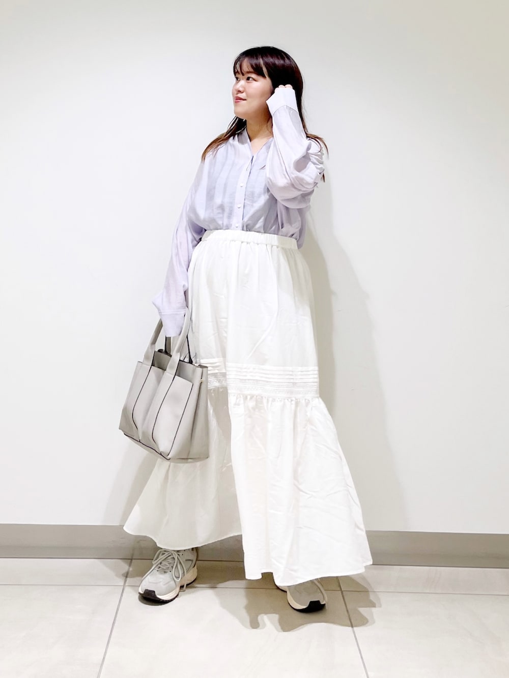 パープル系のシャツ/ブラウス、ホワイト系のスカート、グレー系のトートバッグを着用したレディースの夏コーディネートの6枚目の写真