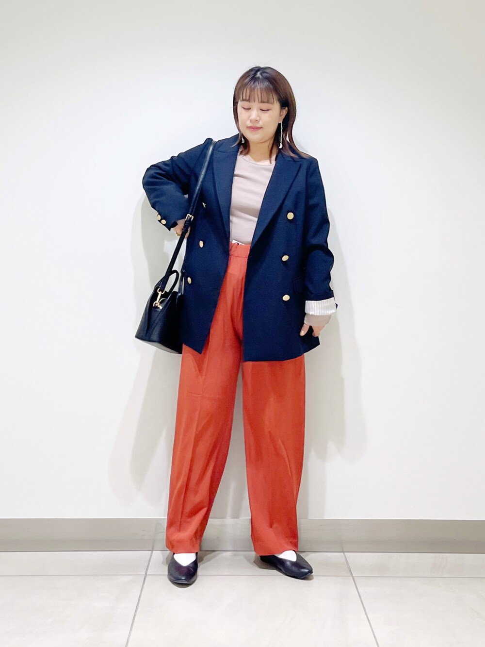 ブルー系のその他アウター、ベージュ系のTシャツ/カットソー、ブラック系のショルダーバッグを着用したレディースの夏コーディネートの4枚目の写真