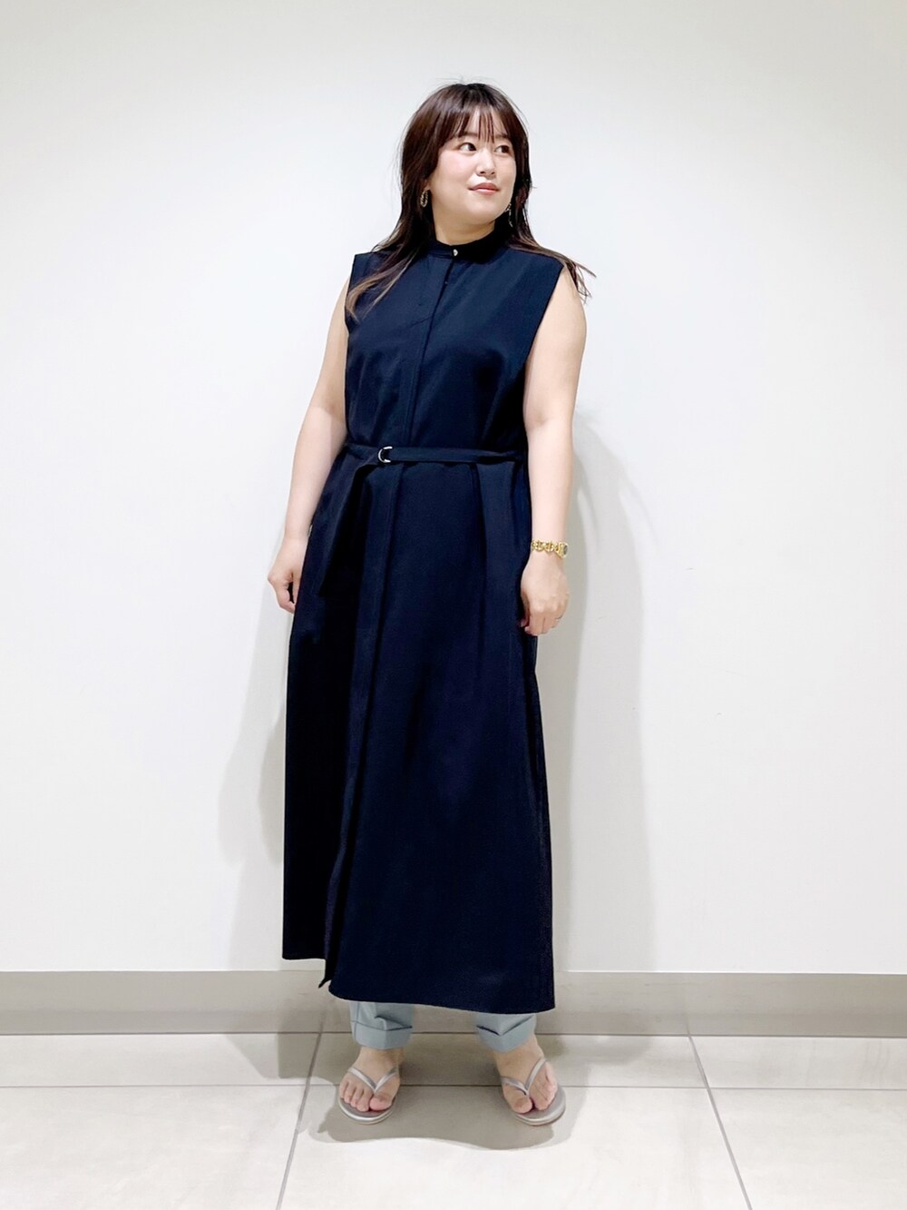 ブルー系のワンピース、ブルー系のその他パンツ、シルバー系のサンダルを着用したレディースの夏コーディネートの7枚目の写真