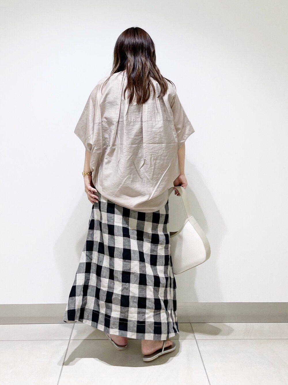 グレー系のシャツ/ブラウス、その他のスカート、ベージュ系のハンドバッグを着用したレディースの夏コーディネートの7枚目の写真