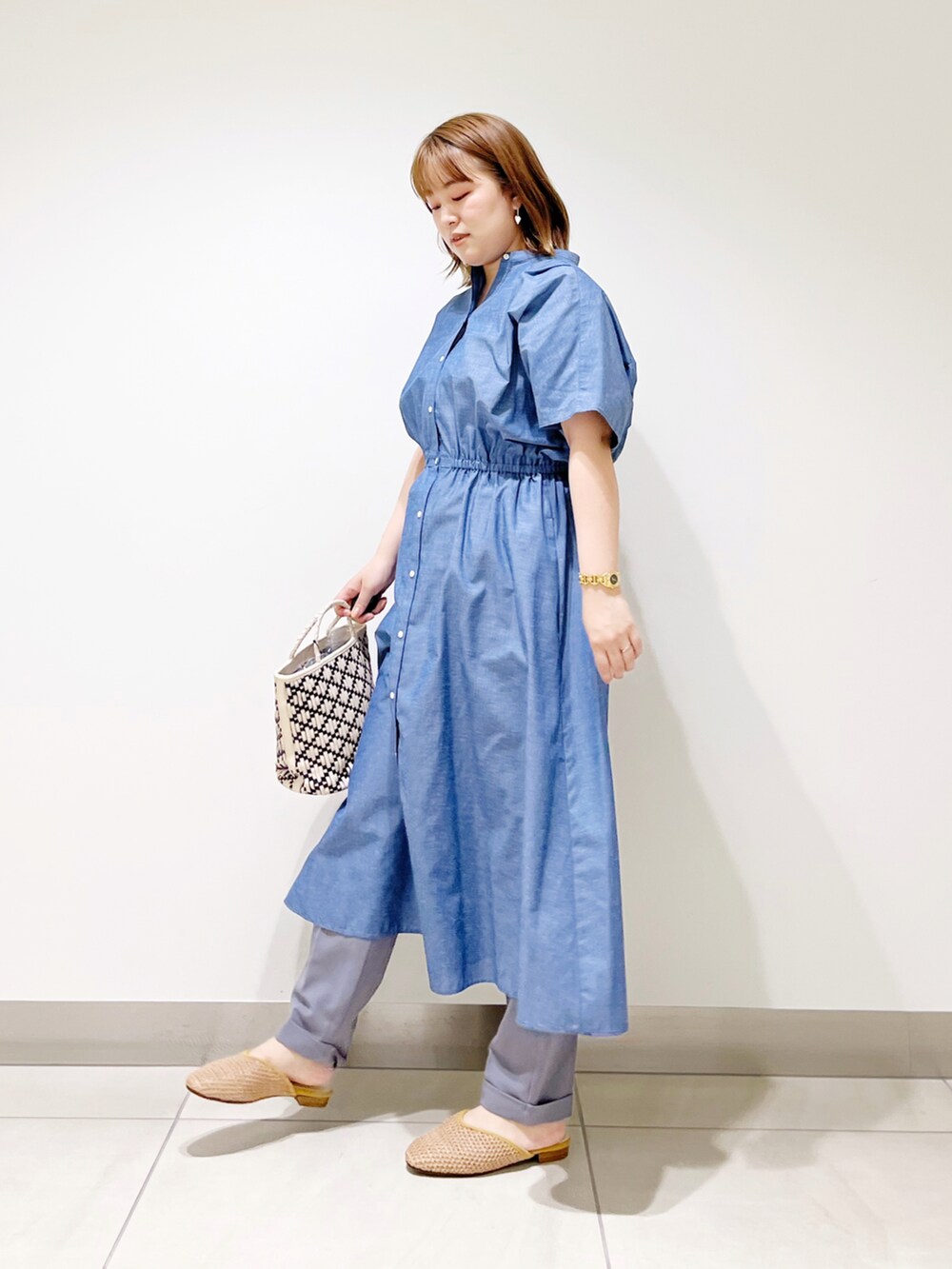 ブルー系のワンピース、ホワイト系のハンドバッグ、グレー系のその他パンツを着用したレディースの春コーディネートの4枚目の写真