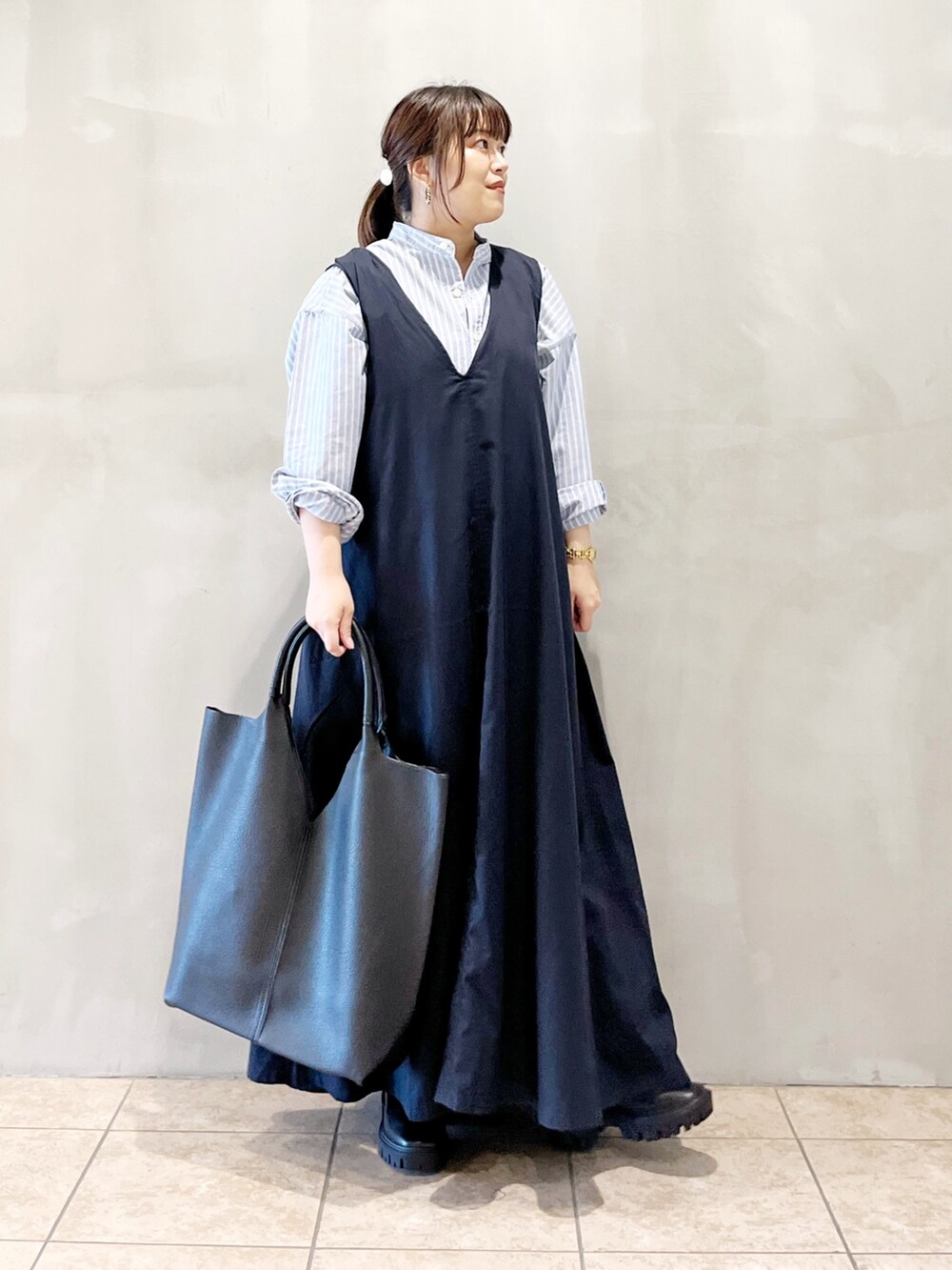 ブルー系のワンピース、ブルー系のシャツ/ブラウス、ブラック系のトートバッグを着用したレディースの秋コーディネートの9枚目の写真