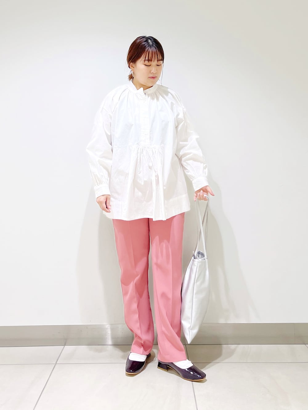 ホワイト系のシャツ/ブラウス、ピンク系のその他パンツ、ブラウン系のパンプスを着用したレディースの春コーディネートの2枚目の写真