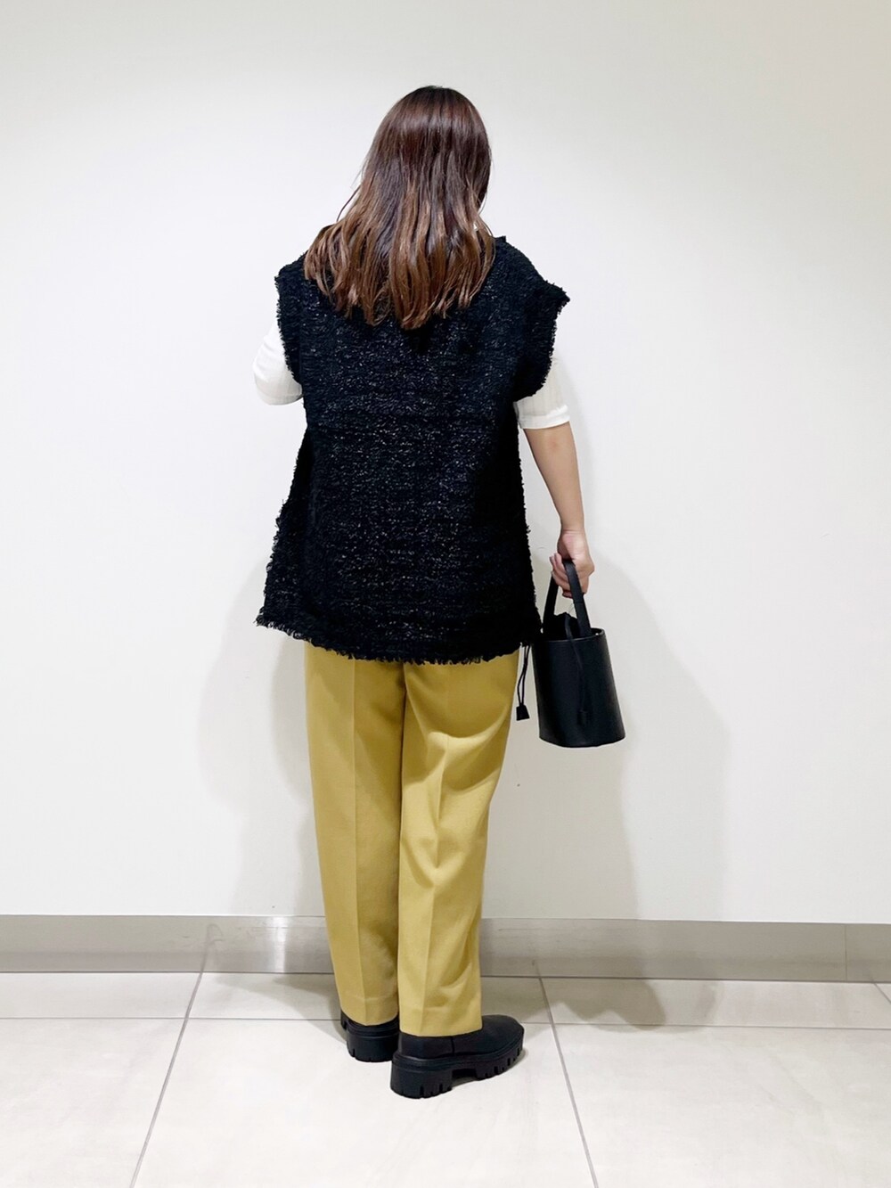 ブラック系のトップス、イエロー系のその他パンツ、ブラック系のショルダーバッグを着用したレディースの夏コーディネートの8枚目の写真