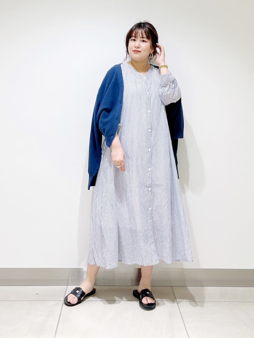 ブルー系のワンピース、ブルー系のニット/セーター、ブラック系のサンダルを着用したレディースの春コーディネートの8枚目の写真