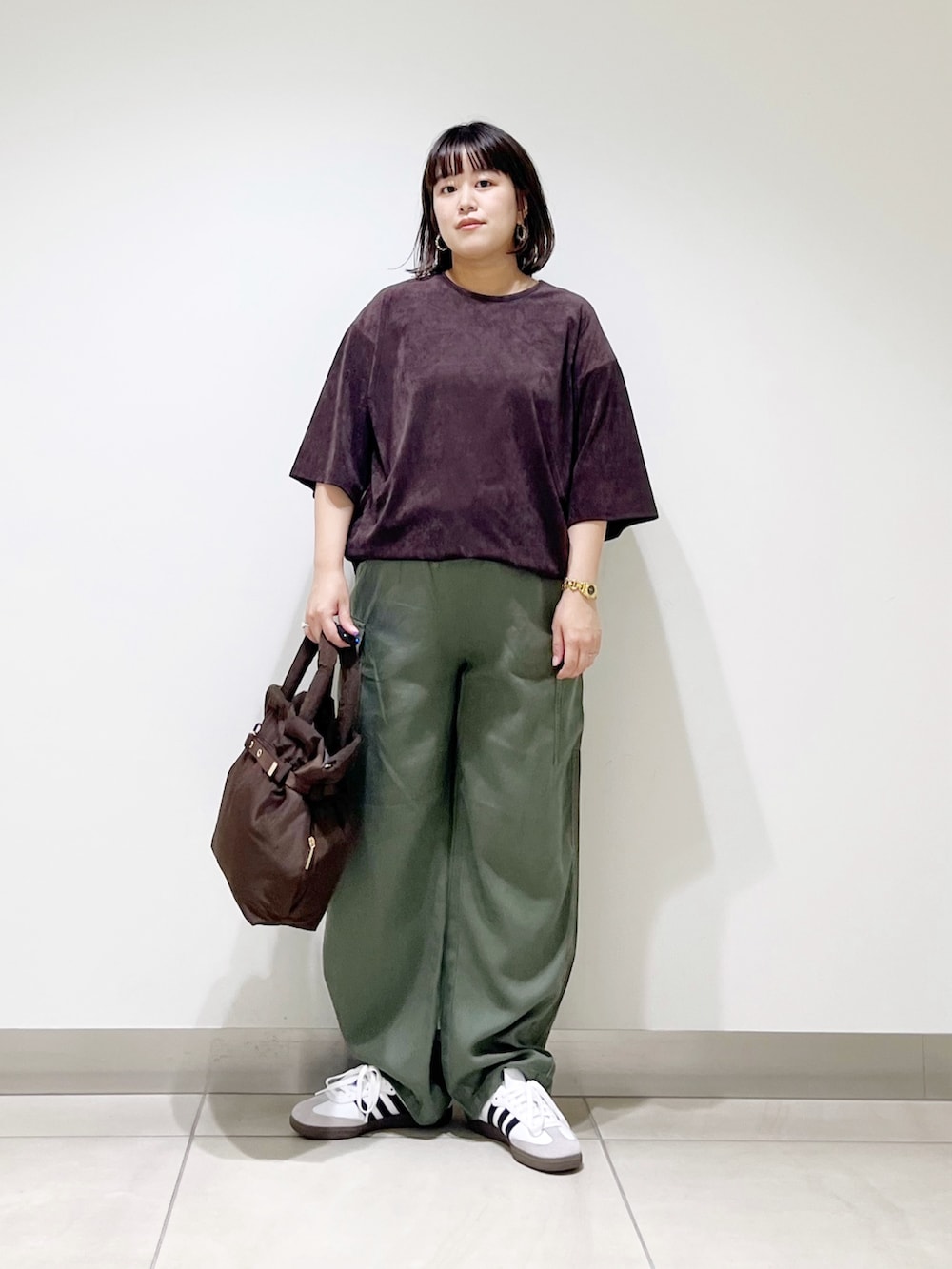 「秋服準備はじめました、スニーカー、お出かけコーデ、秋コーデ、小物で作る初秋コーデ、新作スニーカーコーデ、最旬ブラウンコーデ、初秋のパンツスタイル、ママコーデ、低身長コーデ、サトみ。コーデ、カーゴパンツ、スウェード、ラクチンコーデ、ブラウン」|「URBAN RESEARCHのスエードライクルーズカットソー(Tシャツ/カットソー、ブラウン系)」を使った、サトみ。さん(骨格ストレート・レディース・151cm)の秋コーディネートの3枚目の写真