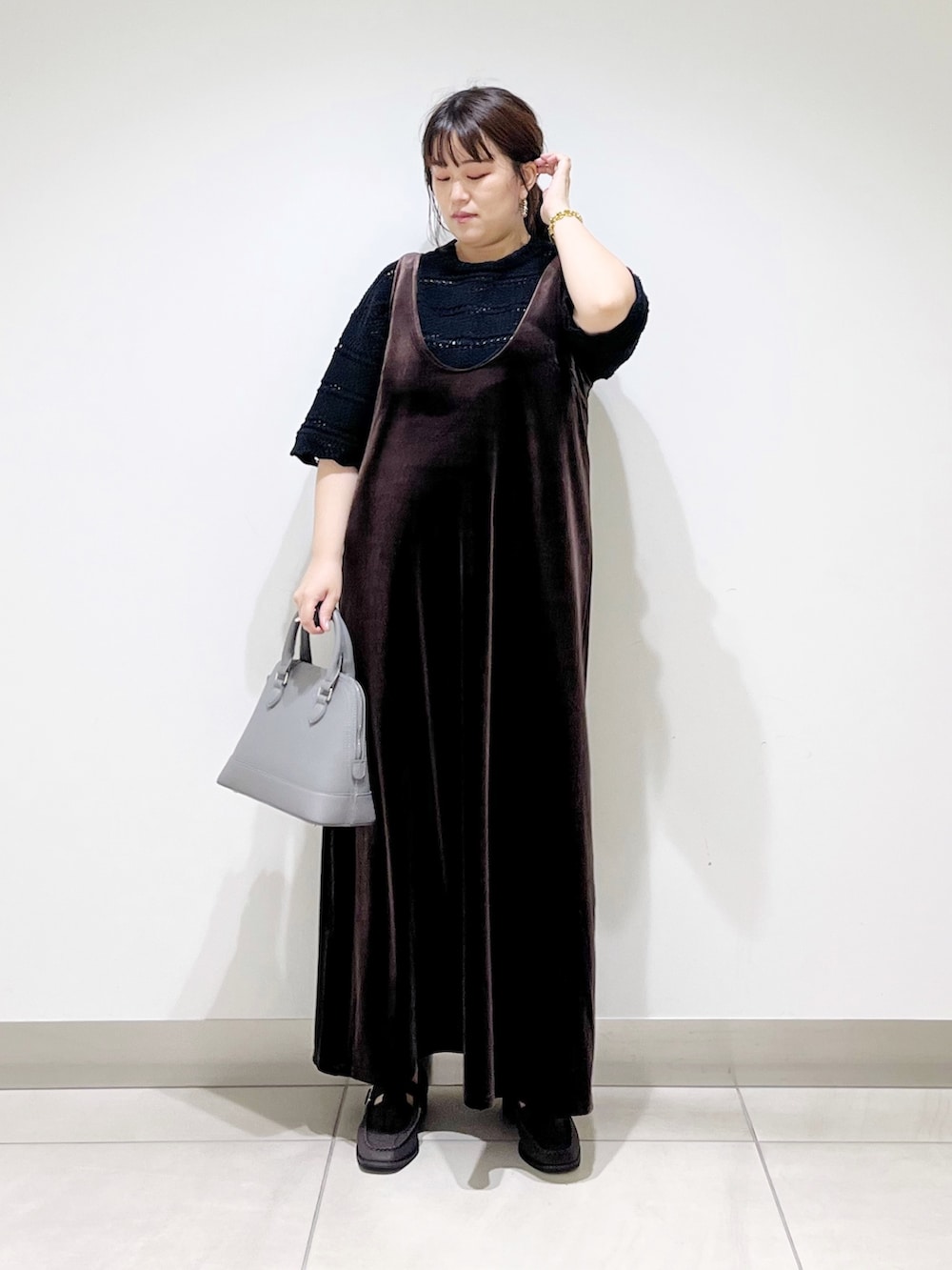 ブラウン系のワンピース/ドレス、ブラック系のニット/セーター、グレー系のショルダーバッグを着用したレディースの夏コーディネートの2枚目の写真