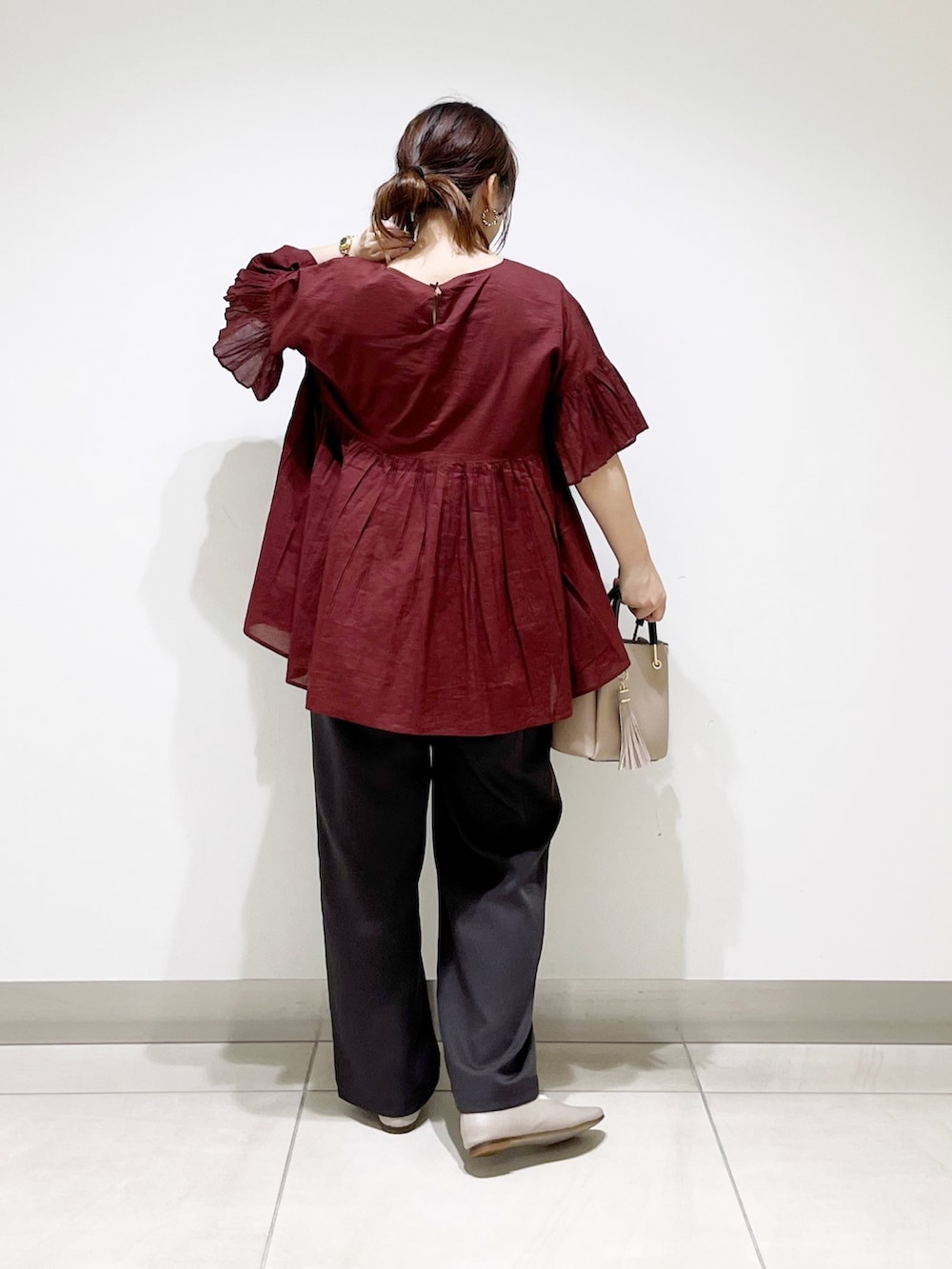 レッド系のシャツ/ブラウス、グレー系のその他パンツ、ベージュ系のトートバッグを着用したレディースの夏コーディネートの4枚目の写真