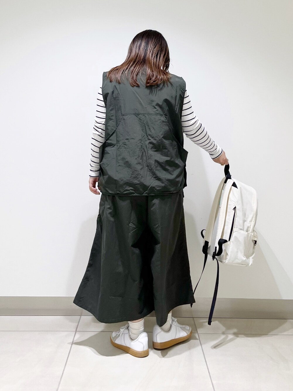 グリーン系のサロペット/オーバーオール、グリーン系のベスト、その他のTシャツ/カットソーを着用したレディースの春コーディネートの4枚目の写真