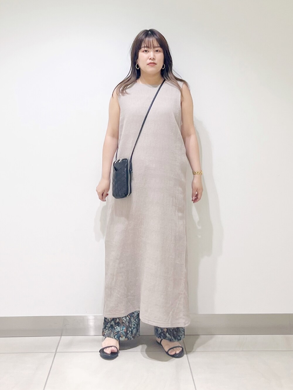 グレー系のワンピース、ブラック系のショルダーバッグ、ブルー系のその他パンツを着用したレディースの夏コーディネートの5枚目の写真