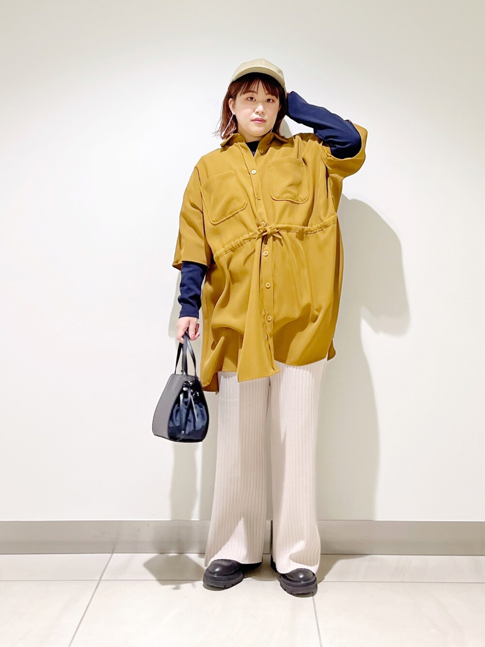 ブラウン系のシャツ/ブラウス、ブラック系のショルダーバッグ、ベージュ系のその他パンツを着用したレディースの冬コーディネートの3枚目の写真