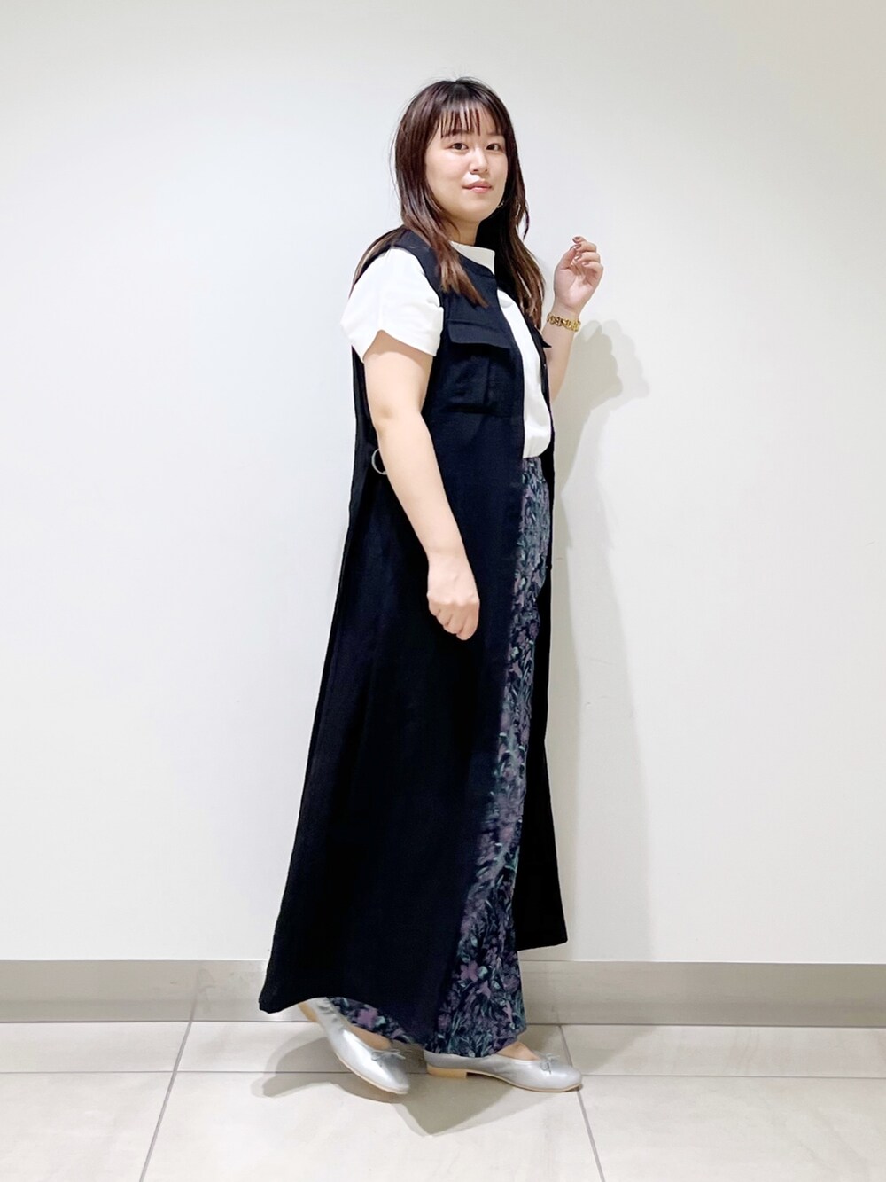 ブラック系のワンピース、ブルー系のその他パンツ、シルバー系のバレエシューズを着用したレディースの夏コーディネートの9枚目の写真