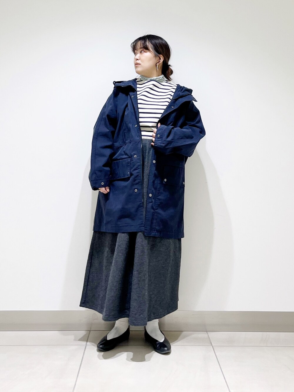 ブルー系のその他アウター、ホワイト系のTシャツ/カットソー、グリーン系のTシャツ/カットソーを着用したレディースの春コーディネートの5枚目の写真