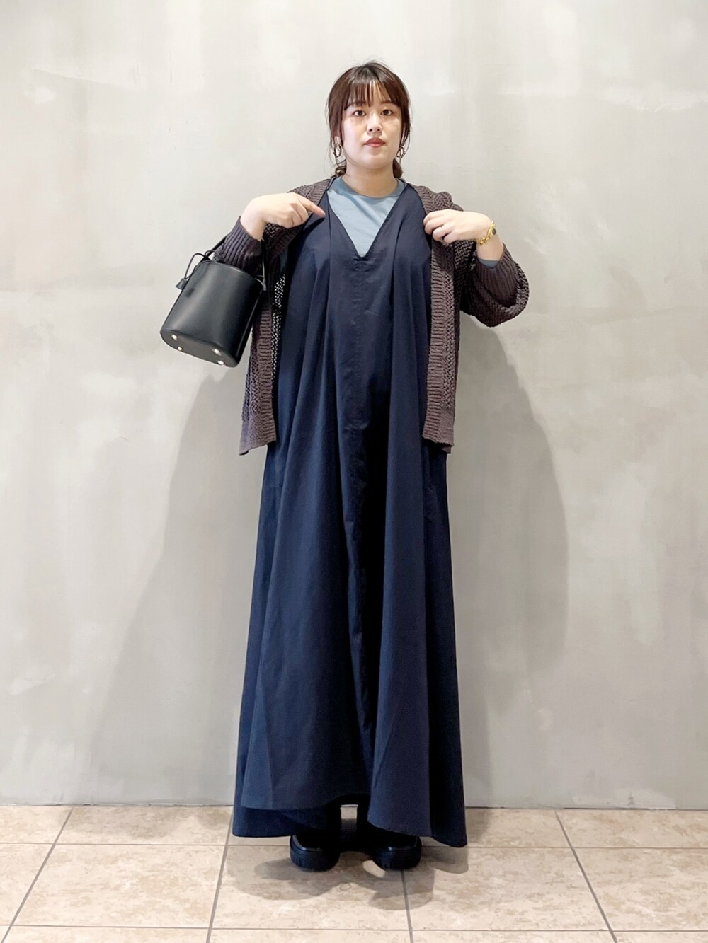 グレー系のカーディガン/ボレロ、ブルー系のワンピース、グレー系のTシャツ/カットソーを着用したレディースの夏コーディネートの10枚目の写真