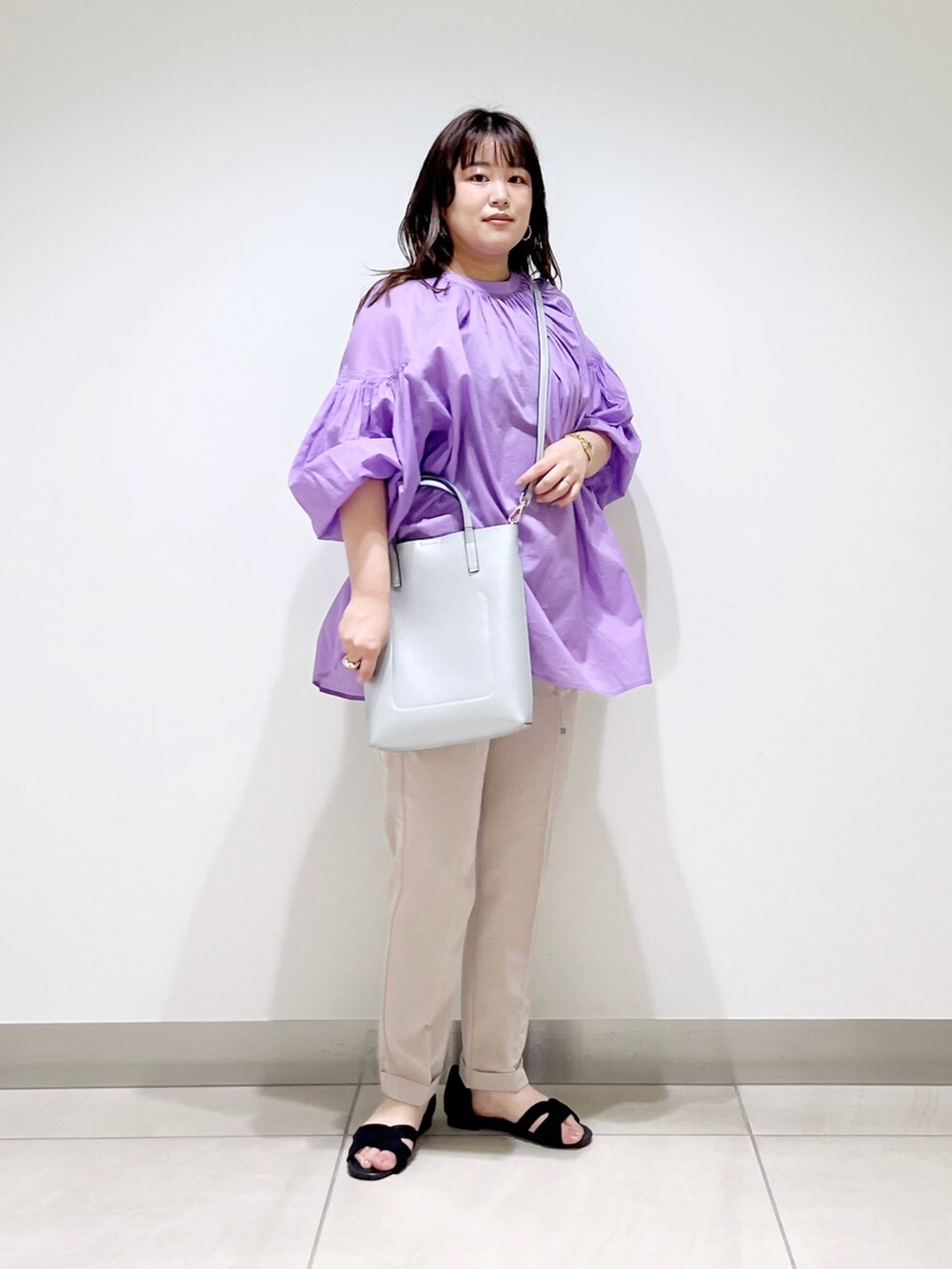 パープル系のシャツ/ブラウス、ベージュ系のその他パンツ、シルバー系のショルダーバッグを着用したレディースの春コーディネートの10枚目の写真