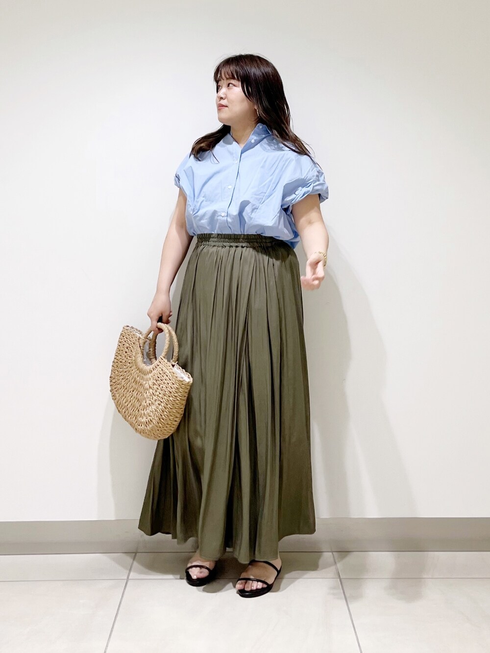 ブルー系のシャツ/ブラウス、グリーン系のその他パンツ、ベージュ系のかごバッグを着用したレディースの夏コーディネートの3枚目の写真