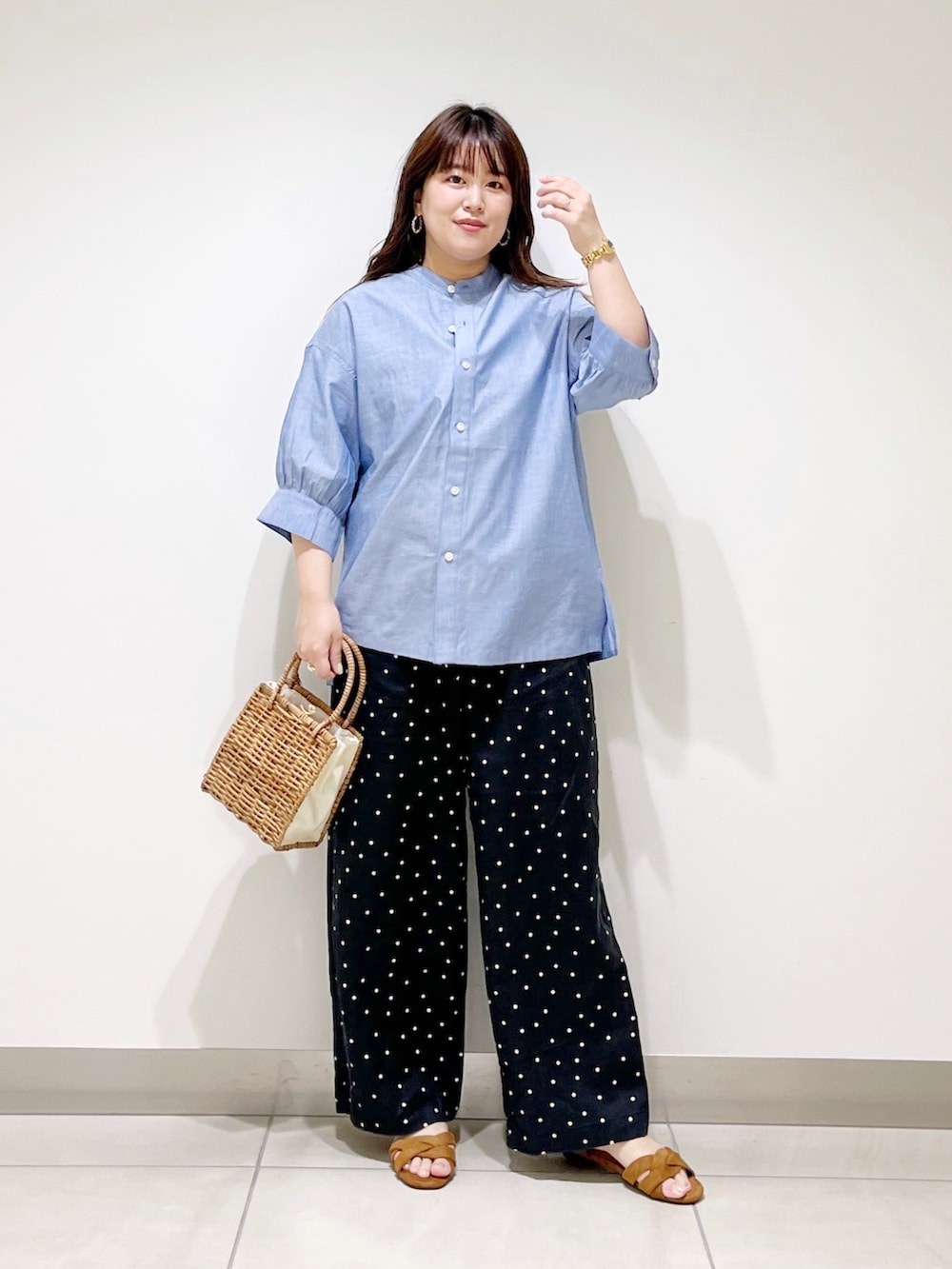 ブルー系のシャツ/ブラウス、ブラック系のその他パンツ、ベージュ系のハンドバッグを着用したレディースの夏コーディネートの8枚目の写真