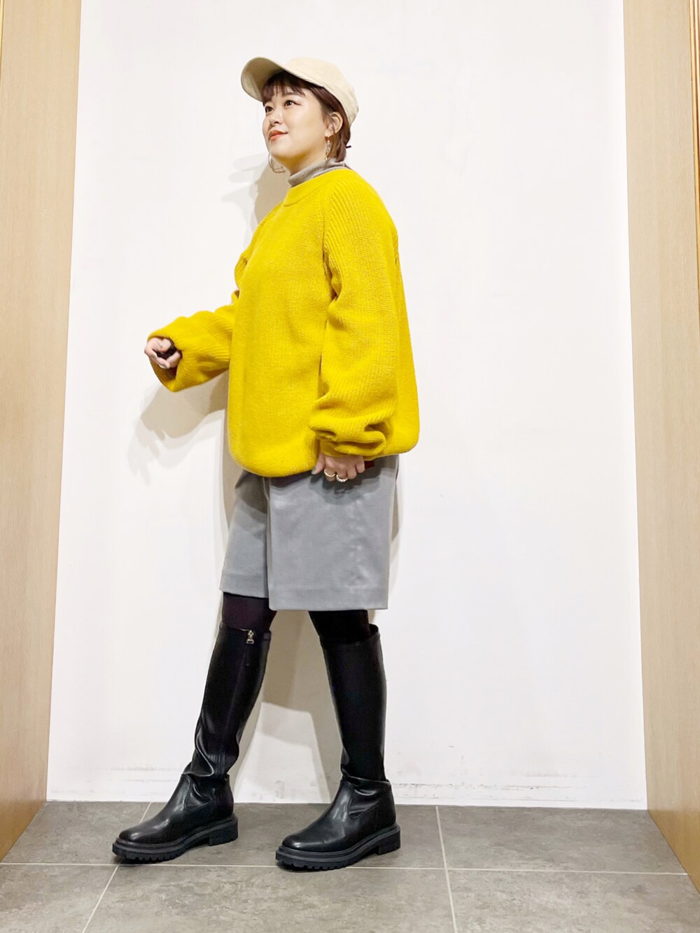 イエロー系のニット/セーター、グレー系のニット/セーター、グレー系のその他パンツを着用したレディースの冬コーディネートの5枚目の写真