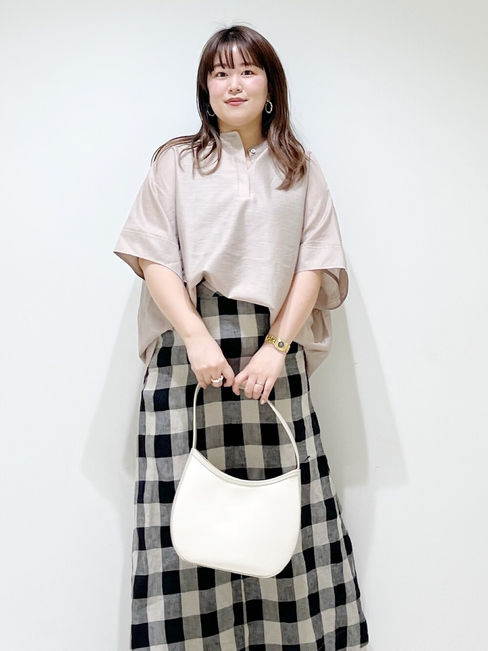 グレー系のシャツ/ブラウス、その他のスカート、ベージュ系のハンドバッグを着用したレディースの夏コーディネートの3枚目の写真