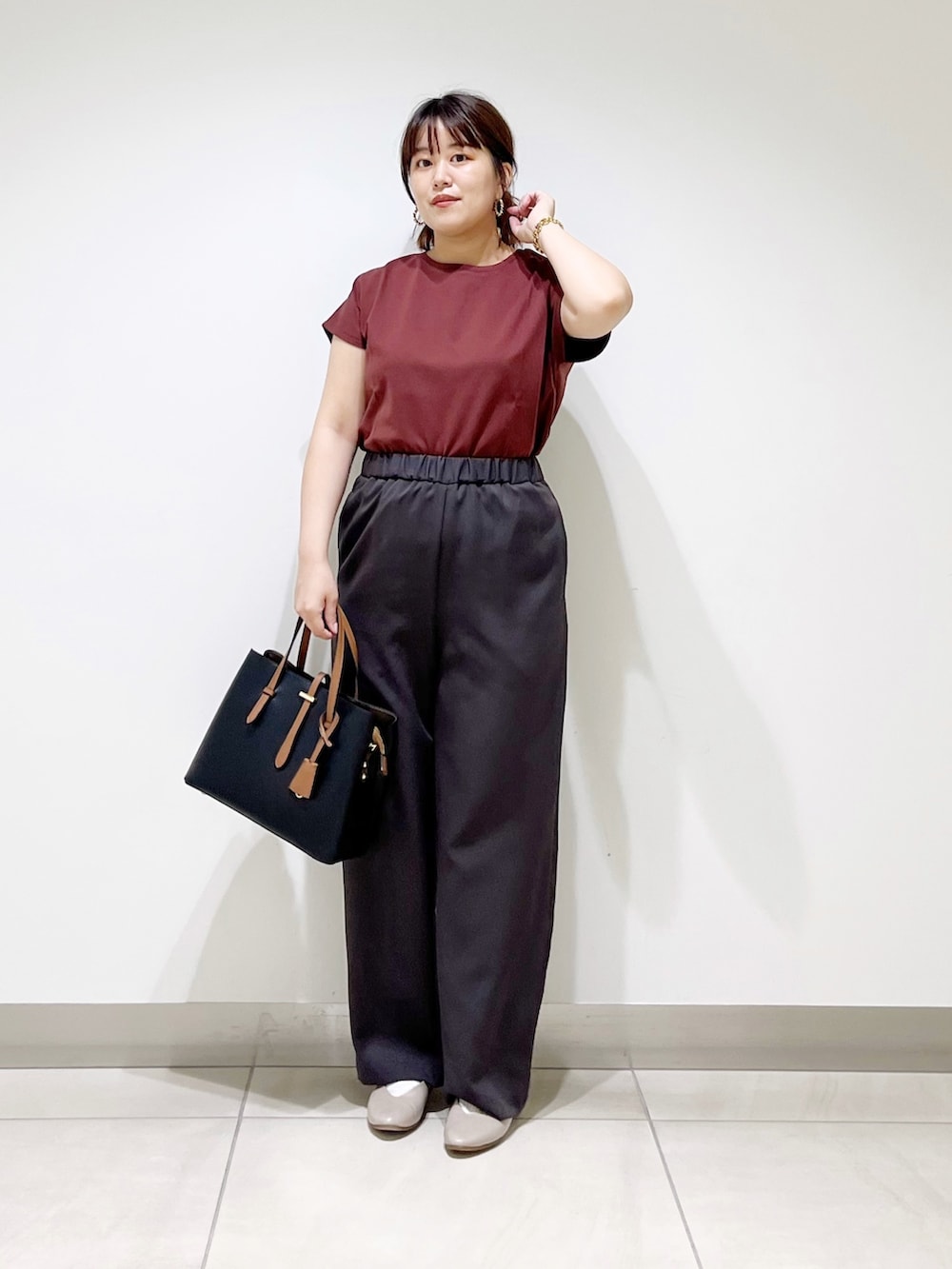 レッド系のTシャツ/カットソー、グレー系のその他パンツ、ブラック系のトートバッグを着用したレディースの夏コーディネートの3枚目の写真