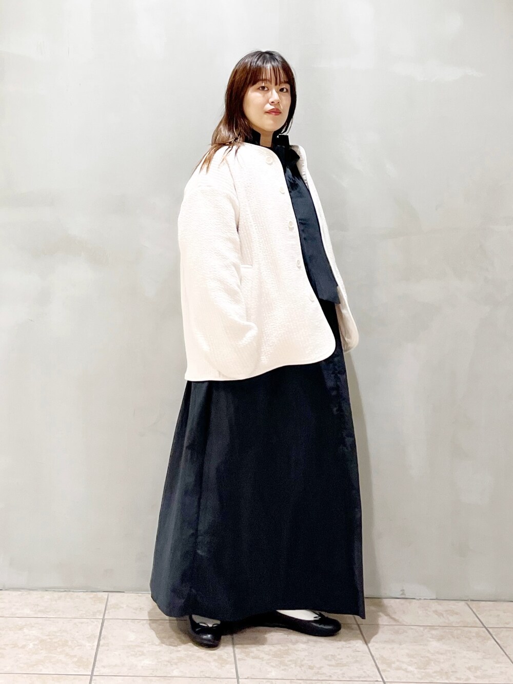 ホワイト系のノーカラージャケット、ブラック系のワンピース/ドレス、ブラック系のバレエシューズを着用したレディースの夏コーディネートの10枚目の写真