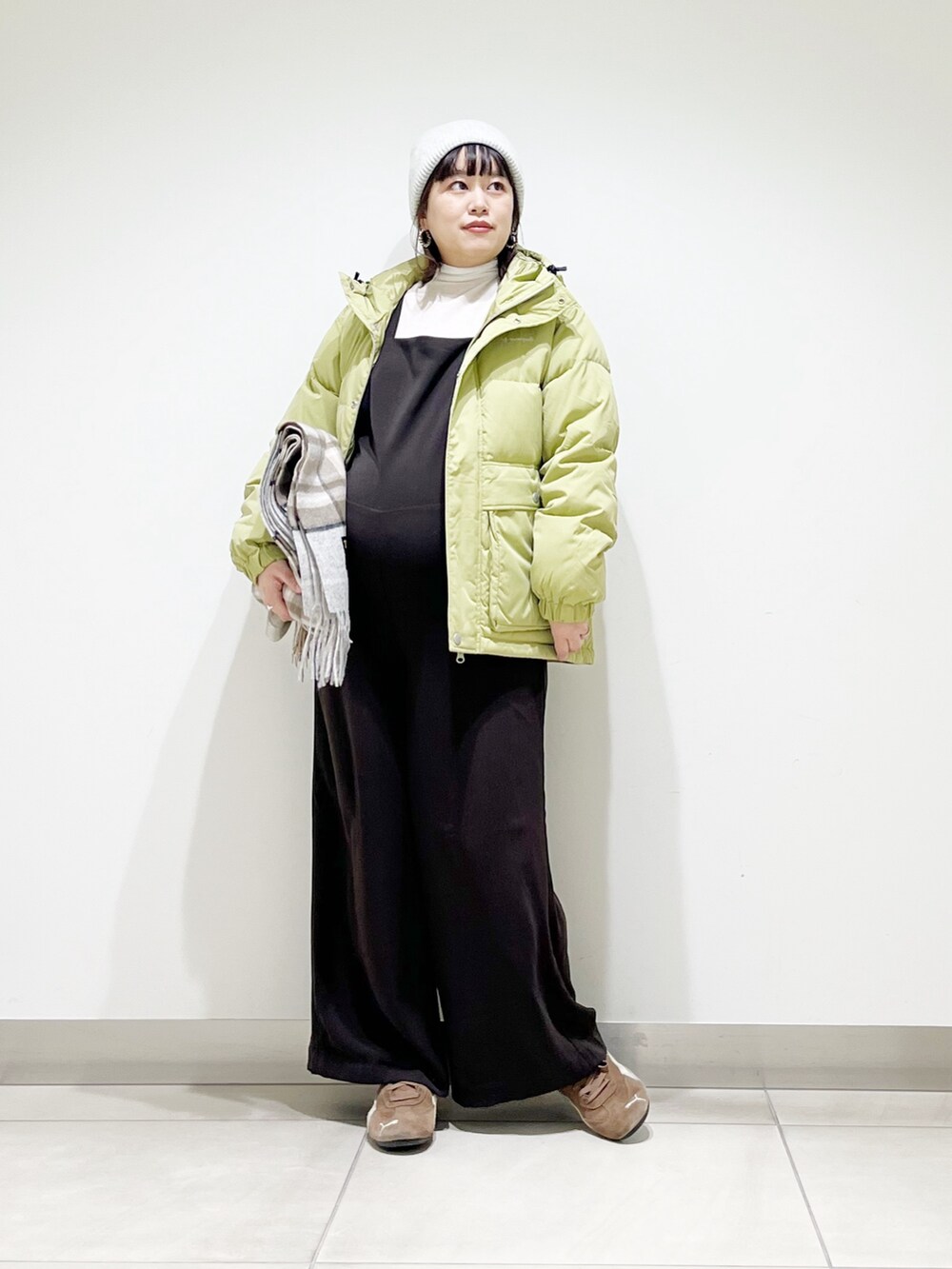 ブラウン系のサロペット/オーバーオール、ブルー系のその他アウター、ホワイト系のTシャツ/カットソーを着用したレディースの秋コーディネートの8枚目の写真
