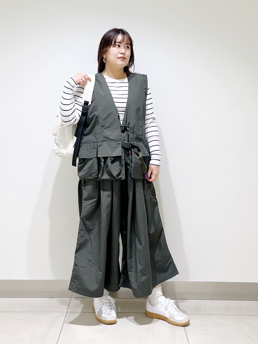 グリーン系のサロペット/オーバーオール、グリーン系のベスト、その他のTシャツ/カットソーを着用したレディースの春コーディネートの3枚目の写真