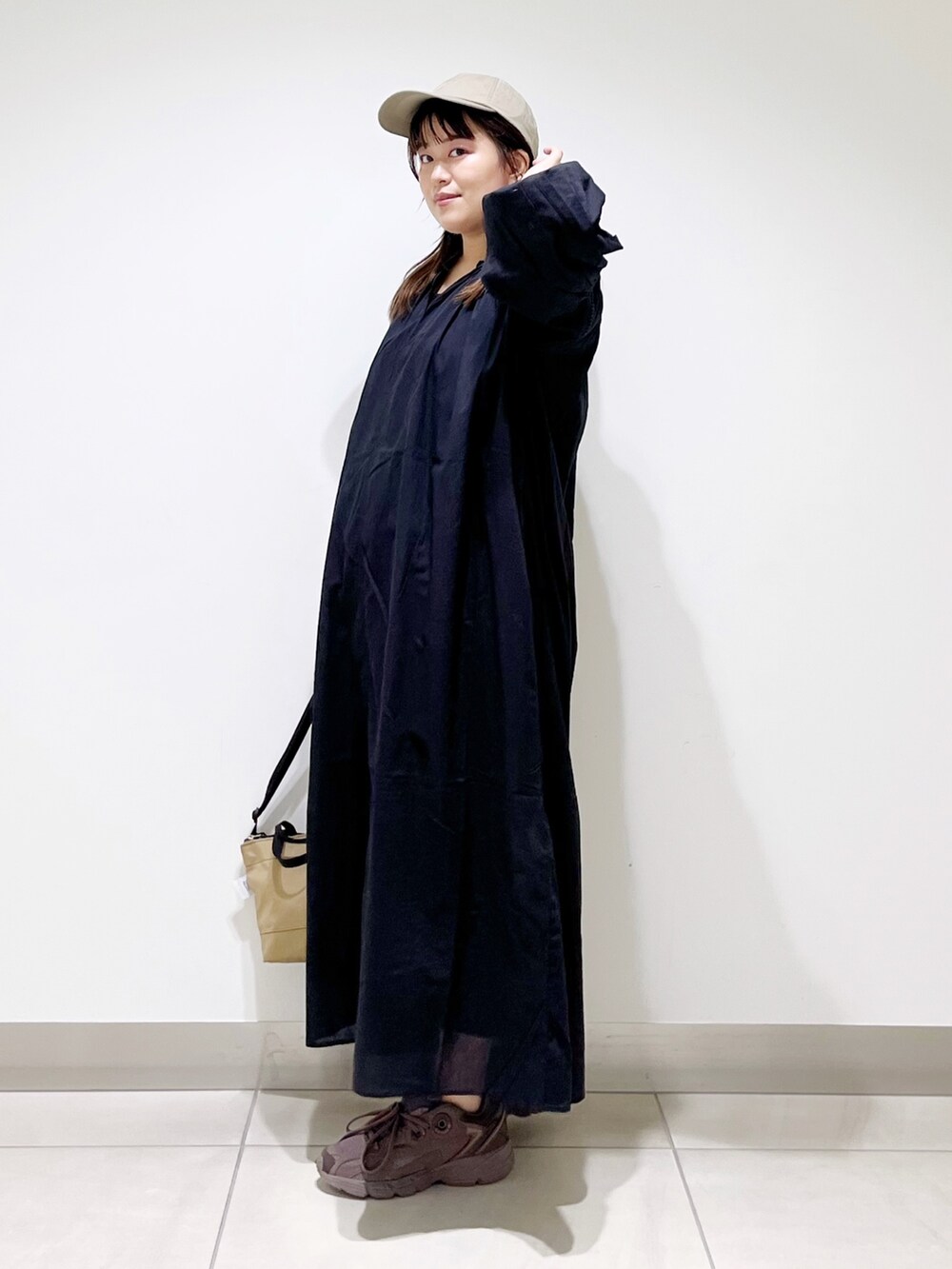 ブルー系のワンピース/ドレス、ベージュ系のショルダーバッグ、ブラウン系のスニーカーを着用したレディースの夏コーディネートの9枚目の写真