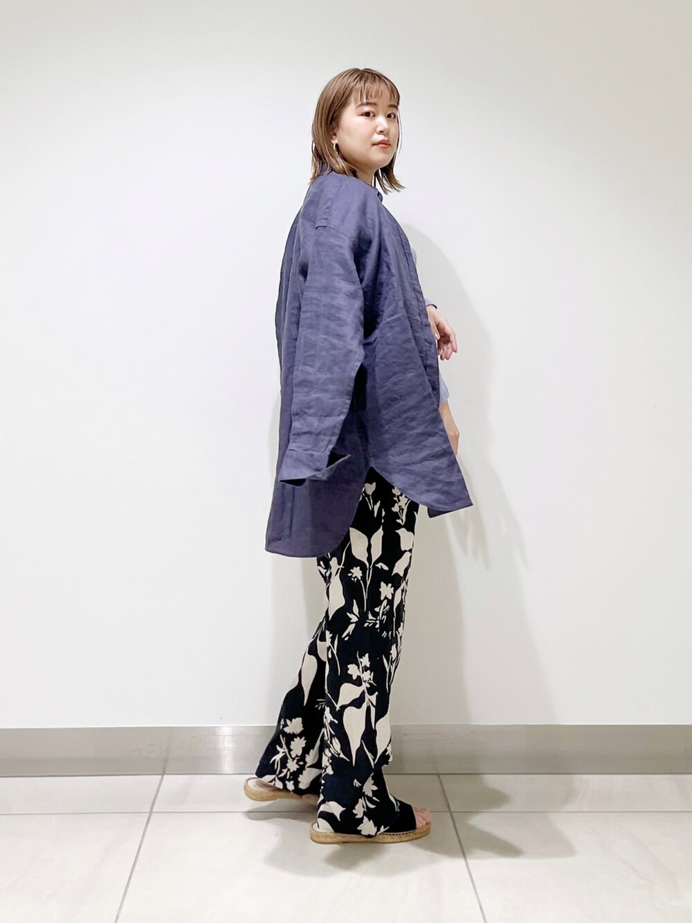 ブラック系のその他パンツ、パープル系のTシャツ/カットソー、グレー系のシャツ/ブラウスを着用したレディースの春コーディネートの2枚目の写真