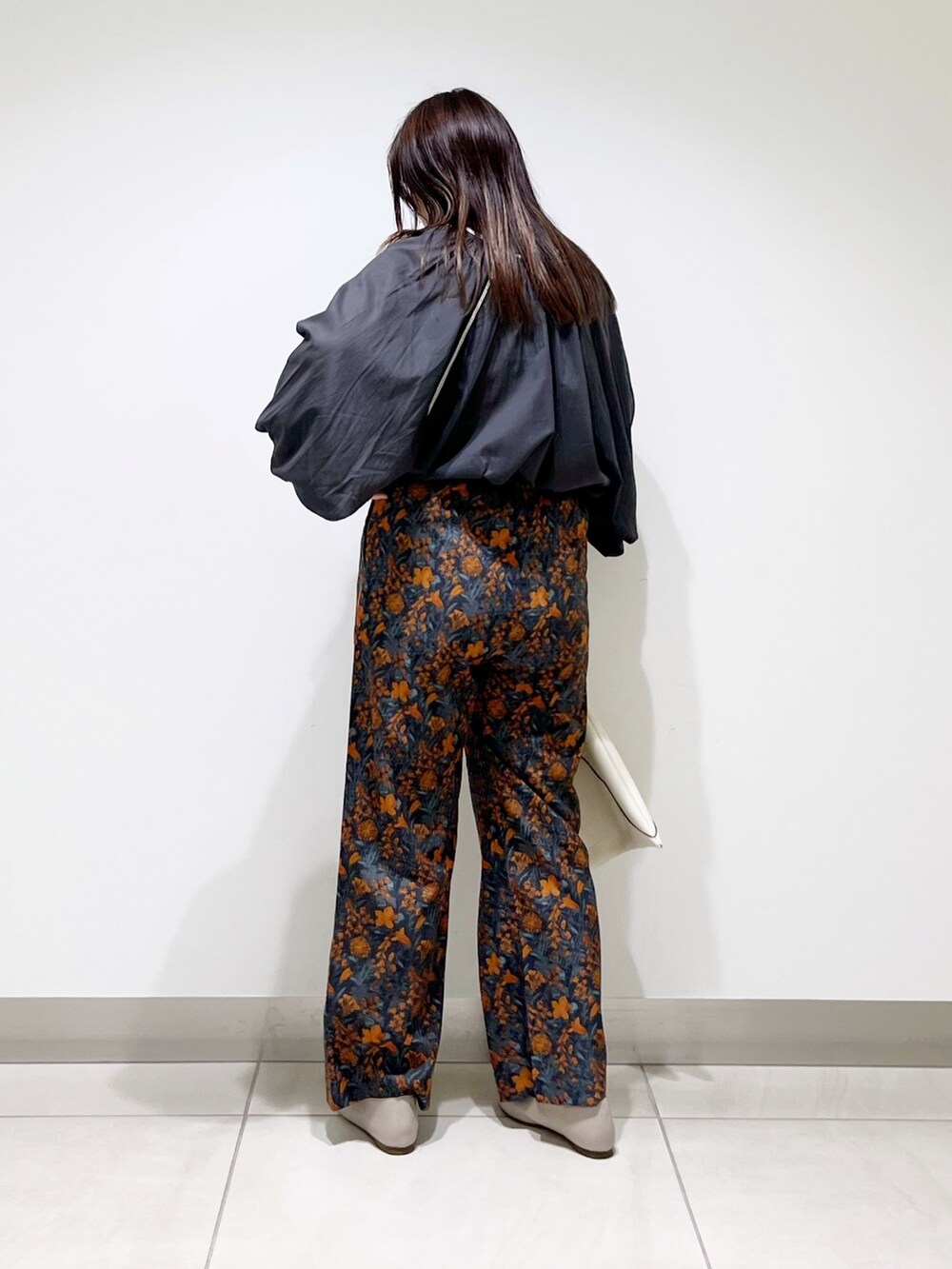 グレー系のシャツ/ブラウス、オレンジ系のその他パンツ、ホワイト系のトートバッグを着用したレディースの夏コーディネートの6枚目の写真