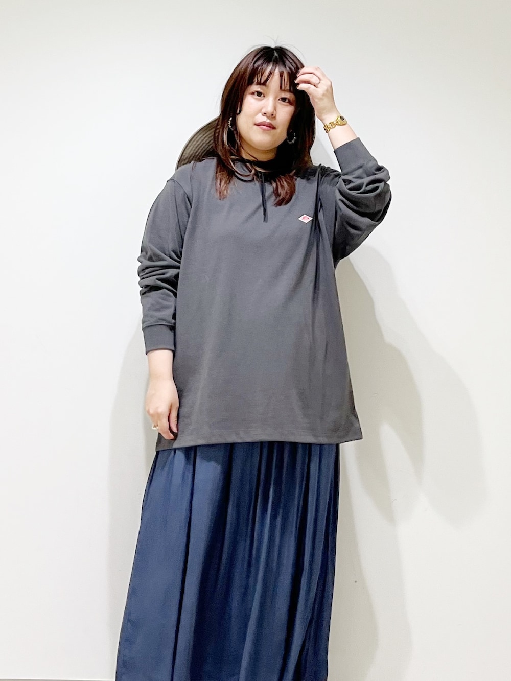 グレー系のTシャツ/カットソー、ブルー系のその他パンツ、グレー系のスニーカーを着用したレディースの夏コーディネートの3枚目の写真