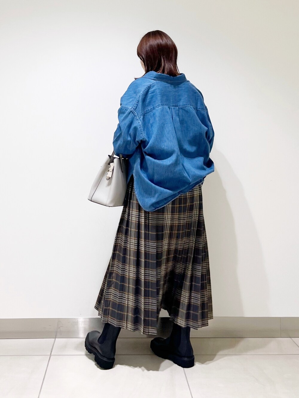 グレー系のTシャツ/カットソー、グレー系のトートバッグ、グレー系のスカートを着用したレディースの秋コーディネートの5枚目の写真