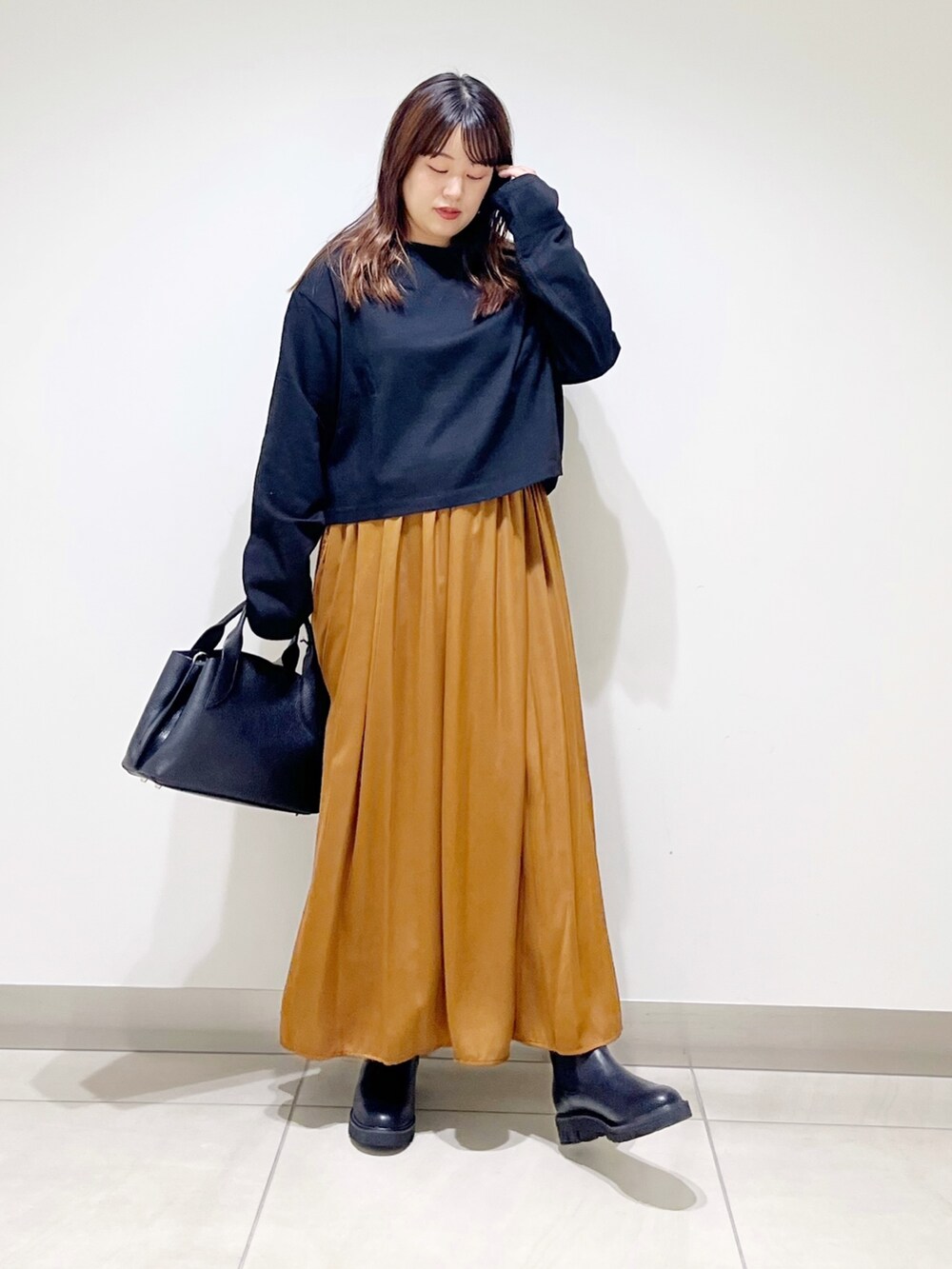 ブラック系のTシャツ/カットソー、イエロー系のパンツ、ブラック系のハンドバッグを着用したレディースの夏コーディネートの8枚目の写真