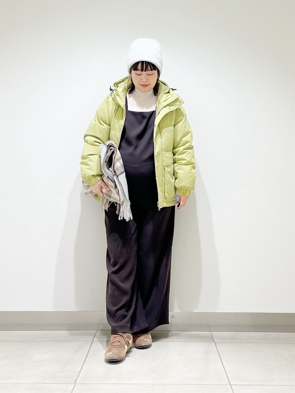 ブラウン系のサロペット/オーバーオール、ブルー系のその他アウター、ホワイト系のTシャツ/カットソーを着用したレディースの秋コーディネートの4枚目の写真