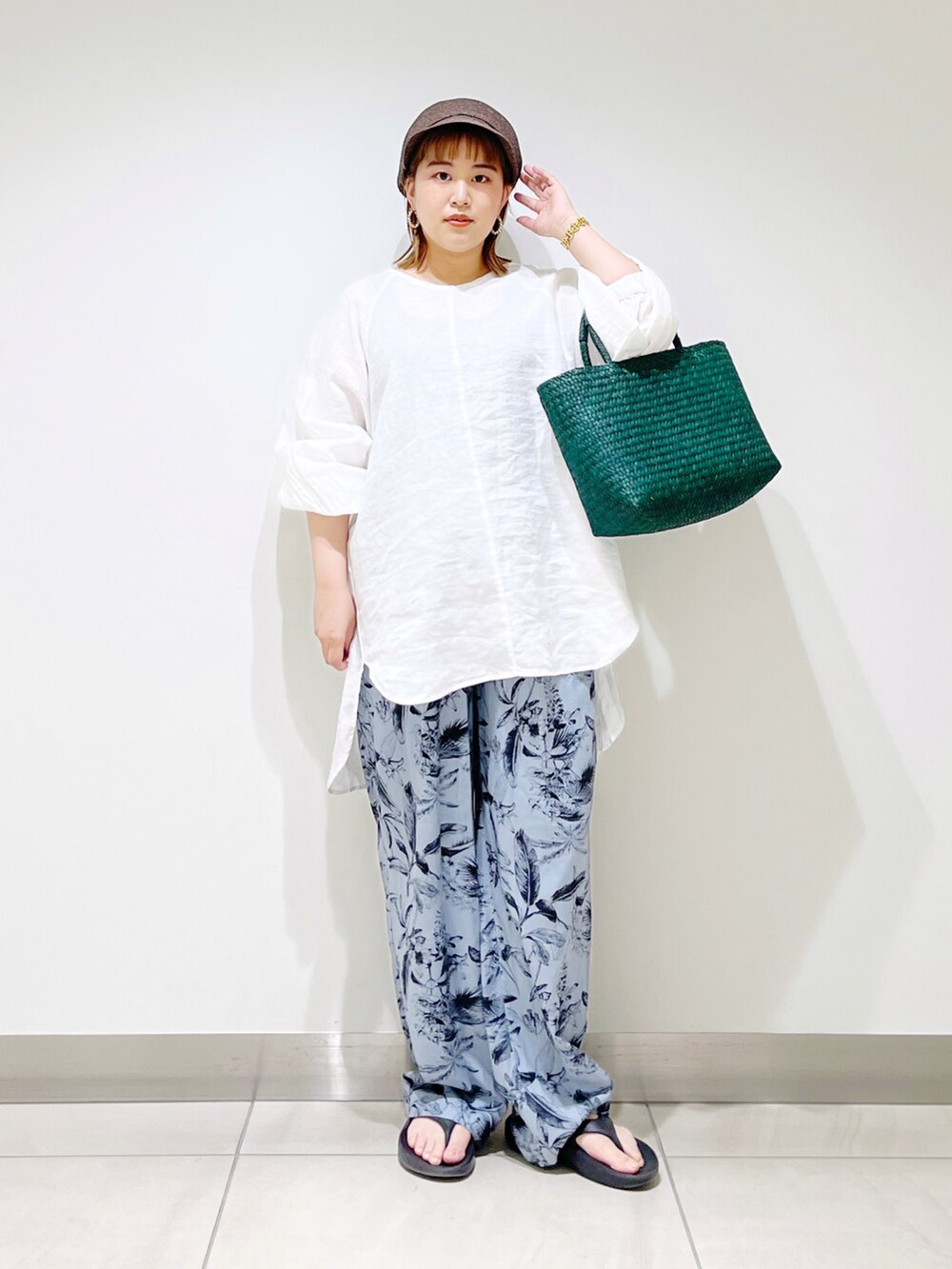 ブルー系のその他パンツ、ホワイト系のシャツ/ブラウス、グリーン系のバッグを着用したレディースの春コーディネートの2枚目の写真