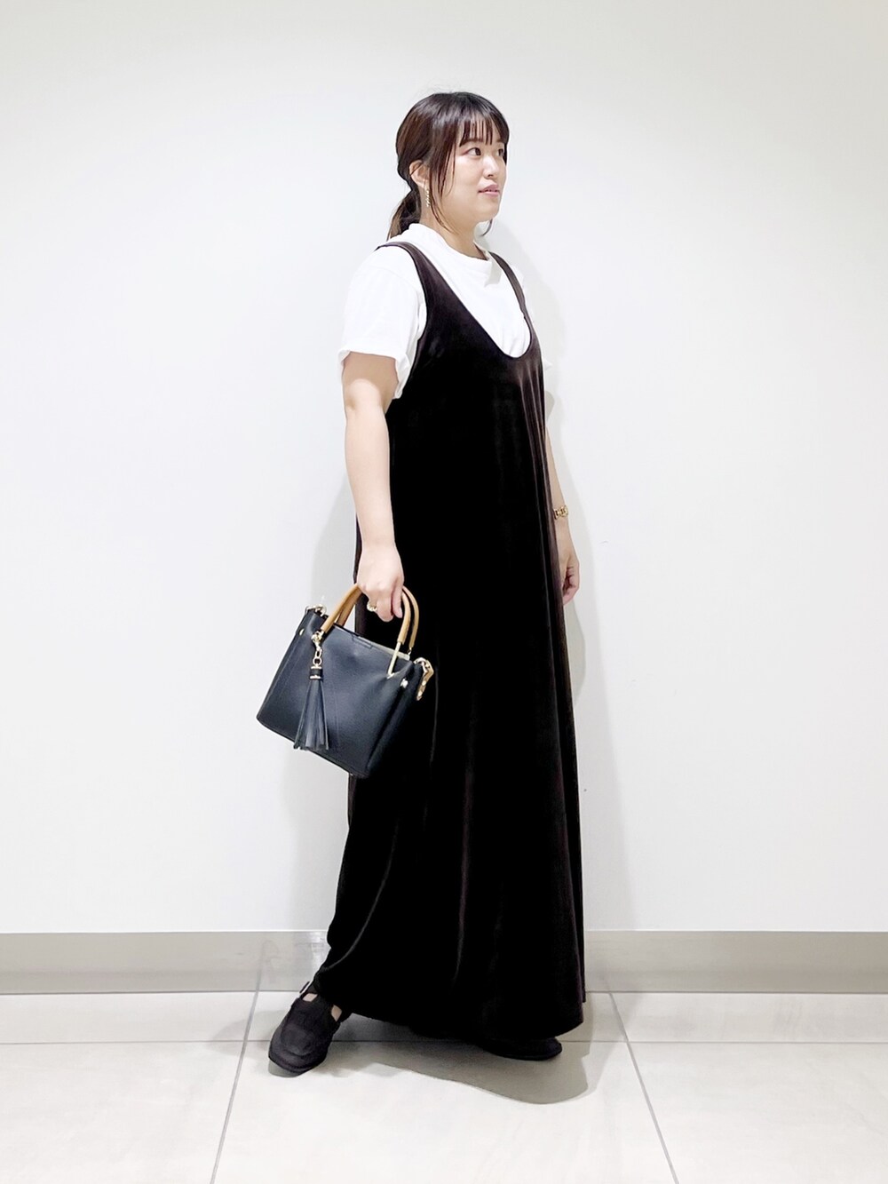 ブラウン系のワンピース/ドレス、ホワイト系のTシャツ/カットソー、ブラック系のトートバッグを着用したレディースの夏コーディネートの4枚目の写真