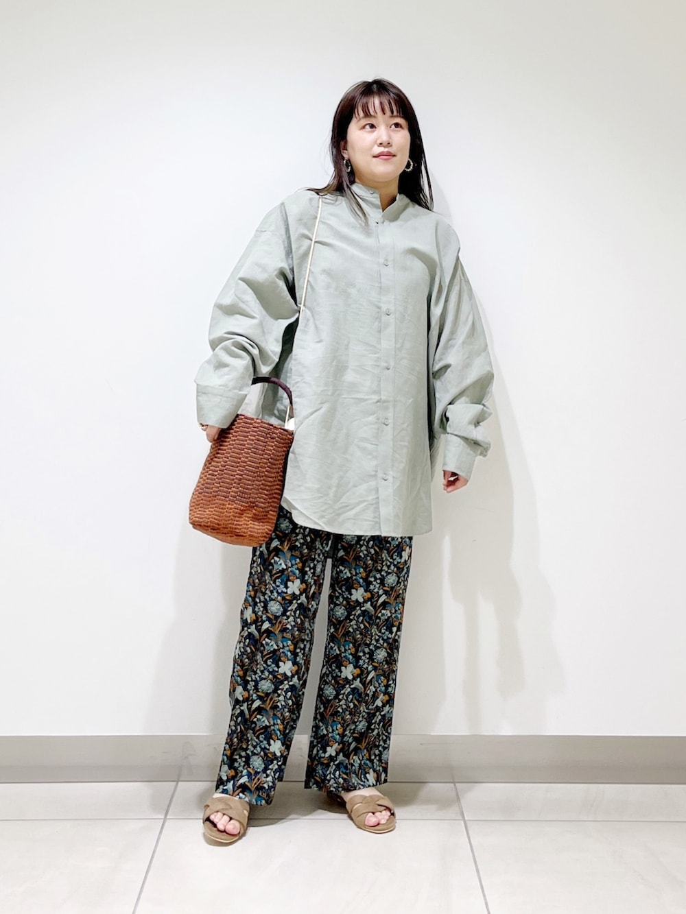 ブルー系のその他パンツ、グリーン系のシャツ/ブラウス、ベージュ系のサンダルを着用したレディースの春コーディネートの4枚目の写真
