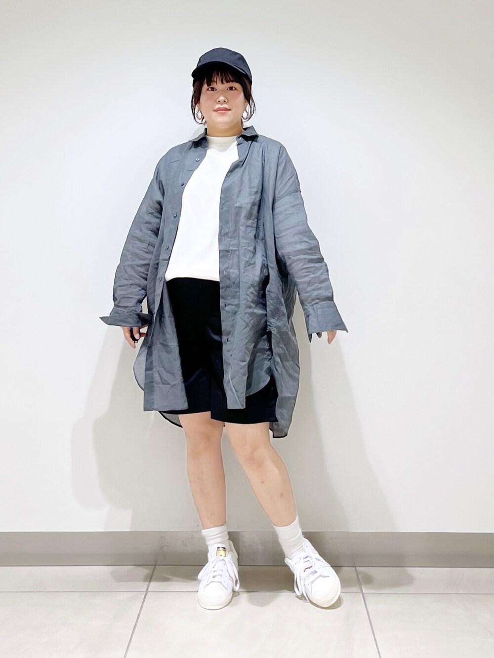 グリーン系のシャツ/ブラウス、ホワイト系のTシャツ/カットソー、ブラック系のその他パンツを着用したレディースの春コーディネートの2枚目の写真