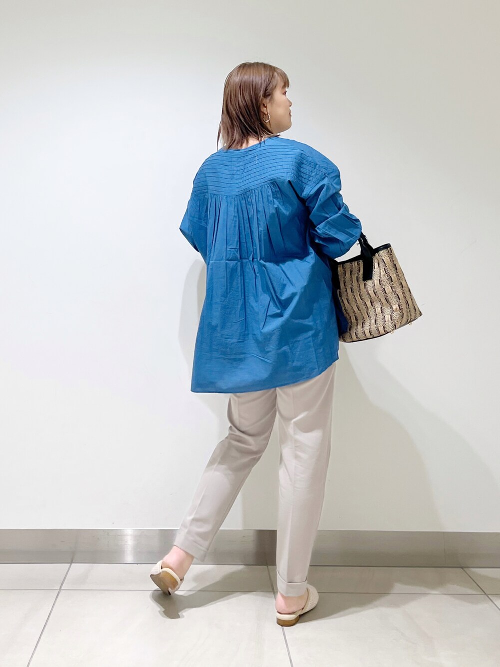 ブルー系のシャツ/ブラウス、ブラック系のショルダーバッグ、ベージュ系のその他パンツを着用したレディースの春コーディネートの5枚目の写真