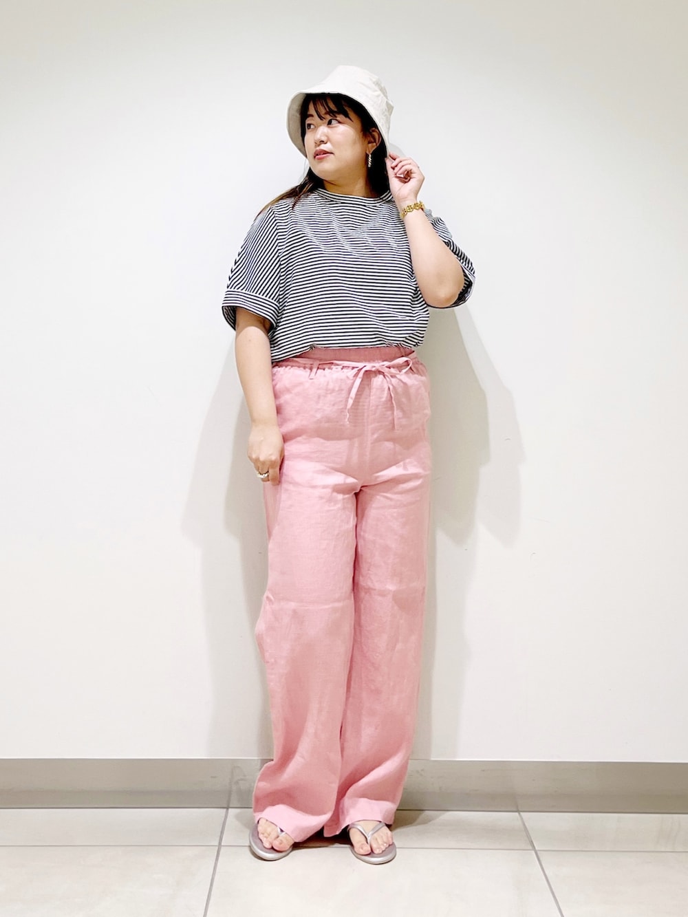 ピンク系のその他パンツ、ホワイト系のTシャツ/カットソー、シルバー系のサンダルを着用したレディースの夏コーディネートの4枚目の写真