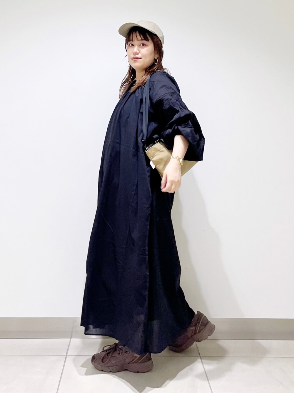 ブルー系のワンピース/ドレス、ベージュ系のショルダーバッグ、ブラウン系のスニーカーを着用したレディースの夏コーディネートの5枚目の写真