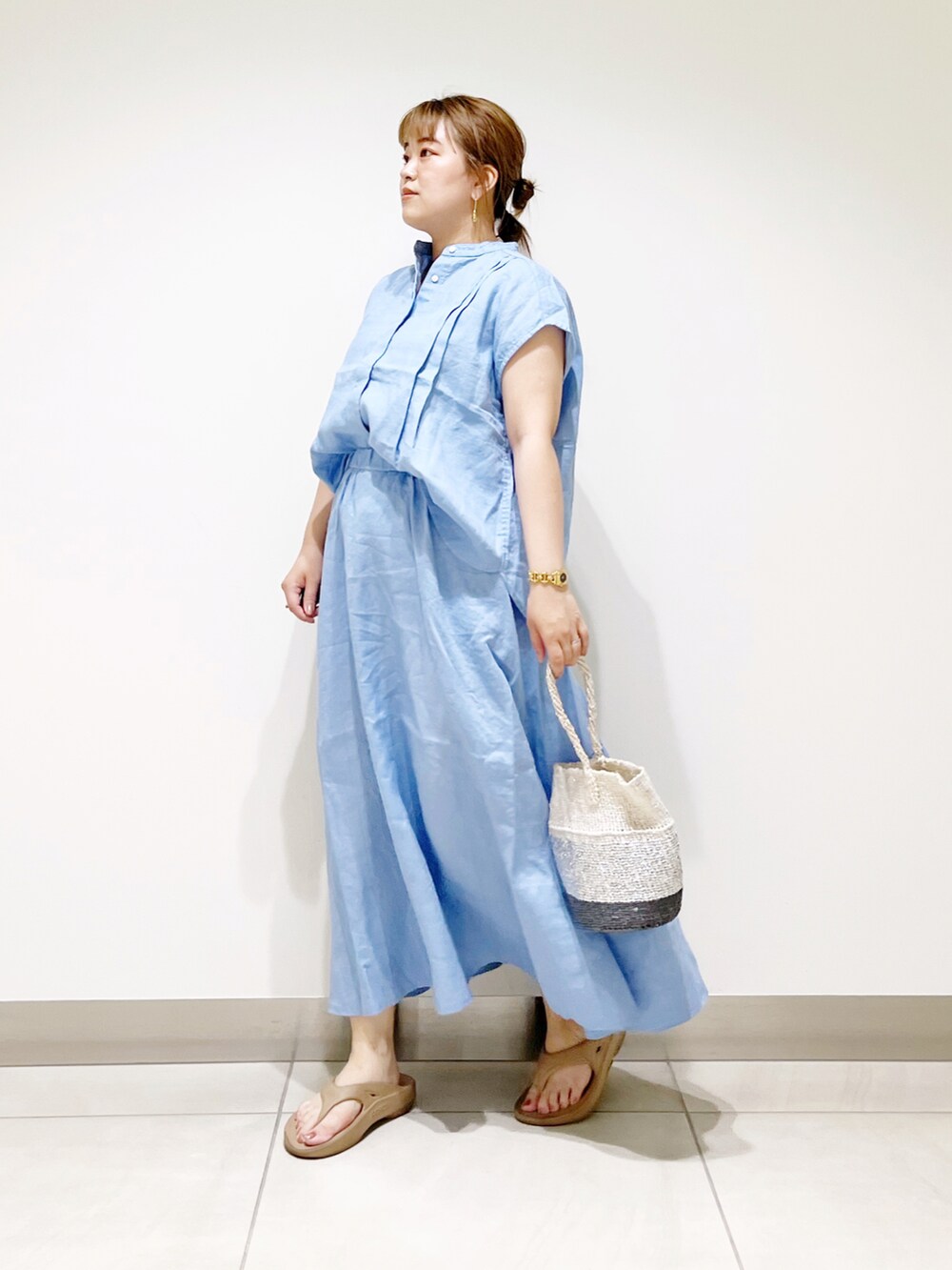 ブルー系のシャツ/ブラウス、ブルー系のスカート、その他のハンドバッグを着用したレディースの夏コーディネートの2枚目の写真