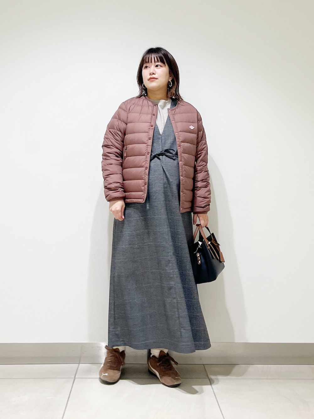 ピンク系のその他アウター、ベージュ系のニット/セーター、その他のワンピースを着用したレディースの秋コーディネートの8枚目の写真