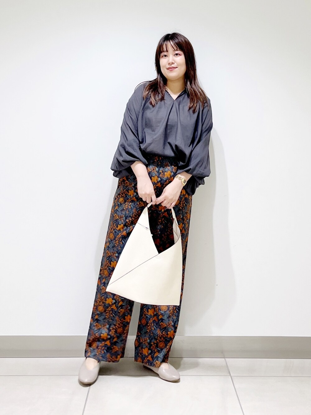 グレー系のシャツ/ブラウス、オレンジ系のその他パンツ、ホワイト系のトートバッグを着用したレディースの夏コーディネートの8枚目の写真